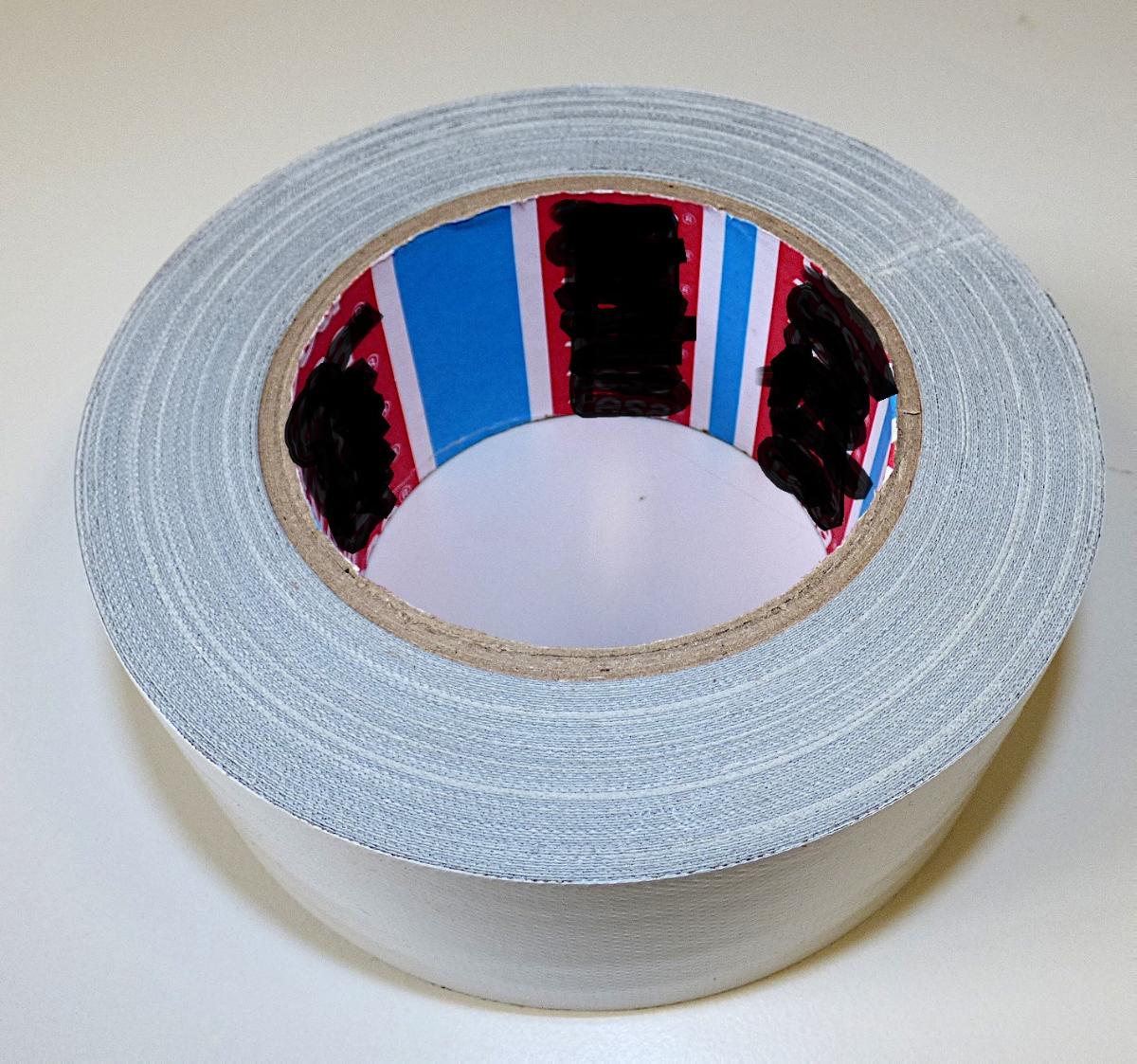 Kautschutiertes Gewebe (Klebeband), Art. IBNR 04370, Foto siehe Anlage,
- in einem Polybeutel verpackt,
- auf einer Papprolle aufgewickelt, mit einer Breite von ca. 5 cm,
- aus einem undichten, weißen Gewebe aus Spinnstoffen, das auf einer Seite mit einer Folie aus
  Kunststoff (laut Antrag Polypropylen; ohne erkennbare Zellstruktur) und auf der anderen Seite mit
  einer Klebeschicht aus laut Antrag Kautschuk überzogen ist,
- mit einem Quadratmetergewicht von augenscheinlich unter 1500 Gramm (ohne Unterlage),
- insbesondere im Hinblick auf die Bedeutung in Bezug auf die Verwendung verleiht der Kautschuk der
  Ware ihren wesentlichen Charakter.

"Kautschutierte Gewebe, andere als solche der Position 5902, Klebebänder, mit einer Breite
 von weniger als 20 cm"