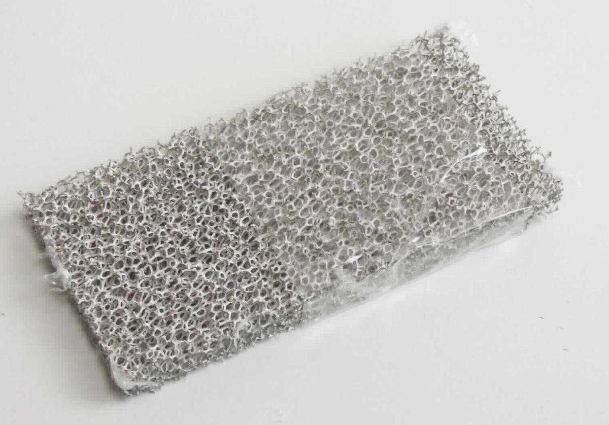 Es handelt sich um rechteckig zugeschnittene Flacherzeugnisse aus reinem Nickel mit einer maximalen Länge von etwa 1000 mm, einer maximalen Breite von etwa 500 mm und einer Dicke von etwa 5 mm bis 25 mm. Die Waren weisen eine poröse Struktur auf und werden in unterschiedlichen Bereichen verwendet.
- Antragstellerangaben -

Die Erzeugnisse stellen sich aufgrund ihrer objektiven Beschaffenheitsmerkmale weder als Nickelmatten und andere Zwischenerzeugnisse der Nickelmetallurgie i. S. der Position 7501 noch als Nickel in Rohform i. S. der Position 7502 dar. Eine Einreihung als Bleche aus Nickel in die Position 7506 kommt aufgrund der zellulären Struktur der Waren nicht in Betracht, Anmerkung 1 d) zu Kapitel 75.

Abbildung siehe Anlage.

Derartige Erzeugnisse gehören als "andere als (im TARIC-Code 7508 1000 00 genannte) Waren aus Nickel" zum TARIC-Code 7508 9000 00.
