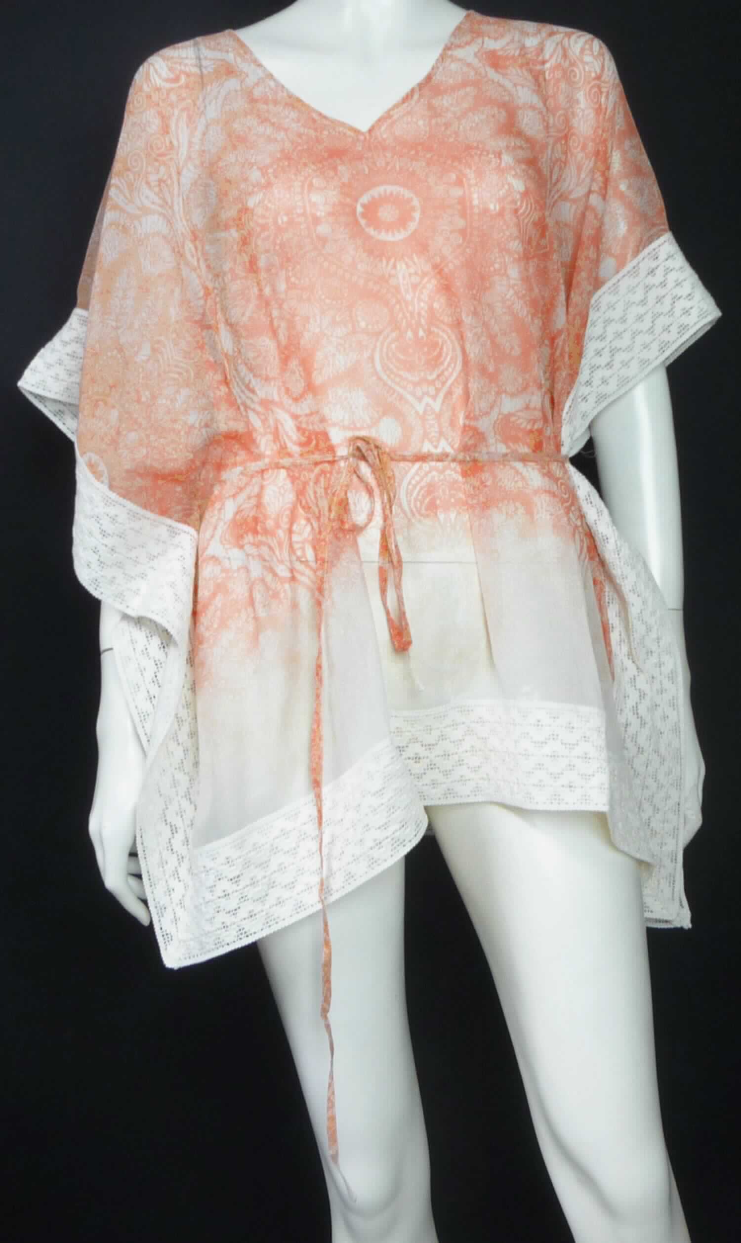 Bluse, sog. Umhang für Frauen, in Einheitsgröße, Foto siehe Anlage,
- aus ca. 0,1 mm dicken, bedruckten Geweben aus laut Antrag 100 % Polyester (synthetische Chemiefasern),
- weit geschnitten,
- über die Taille reichend (Rückenlänge: ca. 74 cm),
- mit einem V-förmigen Halsausschnitt,
- ohne Öffnung und ohne Verschluss, ohne Hinweise auf den Trägerkreis (unisex),
- seitlich offen, jedoch mit ca. 1,5 cm lange Nähten, durch die kurze, weite Ärmel (sog. überschnittene Schulter)
  gebildet werden, 
- im Bereich der Taille mit einem durch zwei Öffnungen geführten Bindeband zu verengen,
- am unteren Rand und an den beiden Seiten mit angesetzten, ca. 8 cm breiten Kettengewirkebändern (Häkel-
  galonbänder) versehen,
- insbesondere im Hinblick auf den Umfang verleihen die Gewebe der Ware ihren wesentlichen Charakter,
- stellt sich insbesondere aufgrund der Ausstattung (mit Seitennaht) als Bluse dar, u. a. somit weder ein Umhang
  noch andere Kleidung.

"Blusen, aus Geweben, für Frauen, aus Chemiefasern"