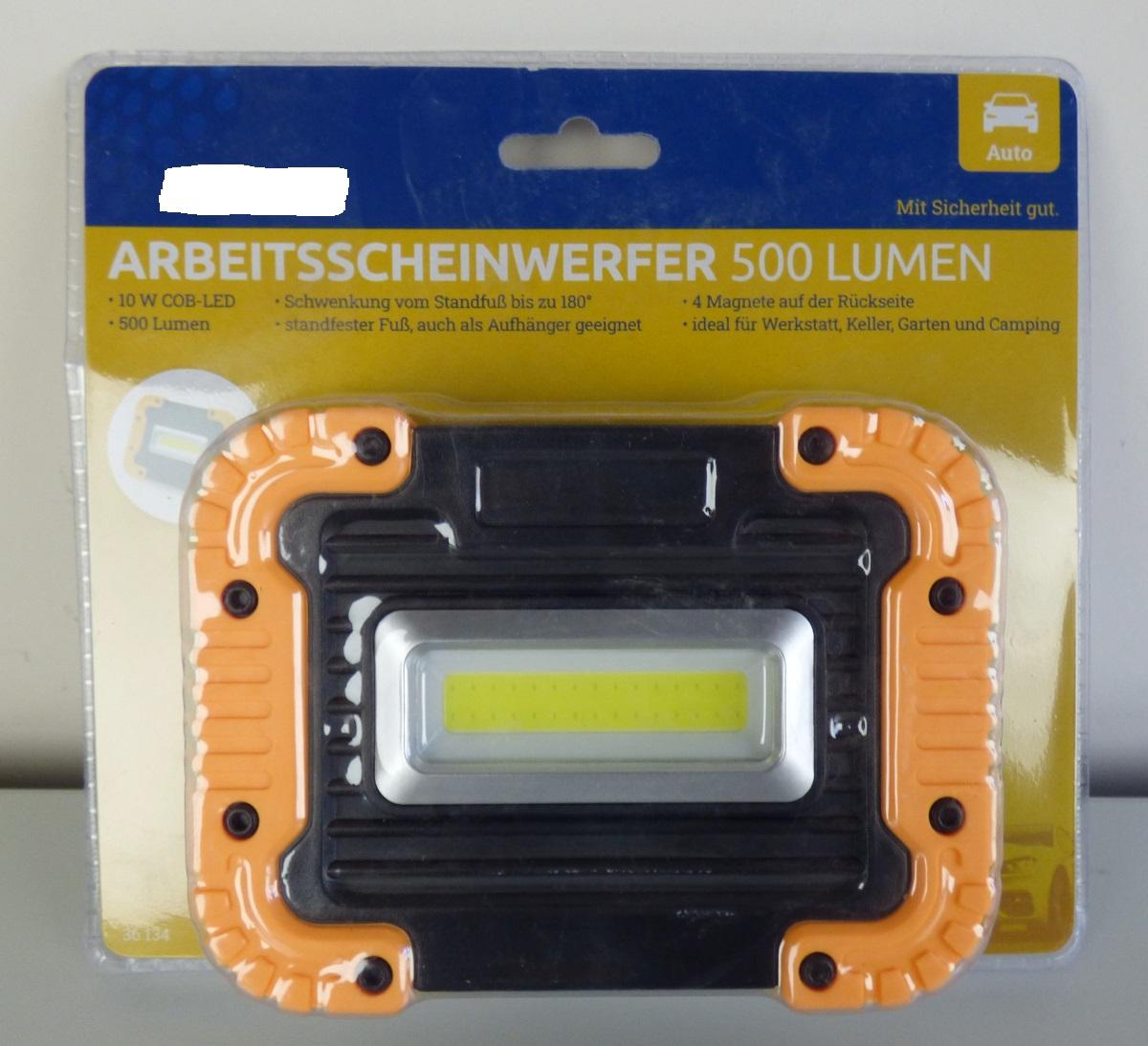 Bei dem sog. Arbeitsscheinwerfer, Art. 36134, handelt es sich um eine ca. L: 136 mm x B: 105 mm x H: 40 mm große, rechteckige Leuchte aus Kunststoff mit verstellbarem Standfuß, ebenfalls aus Kunststoff. Auf der Rückseite befinden sich vier Magnete zur flexiblen Befestigung an magnetischen Flächen. Das kabellose Erzeugnis ist mit einem Batteriefach sowie einem fest eingebauten LED-Modul unter einer transparenten Kunststoffabdeckung ausgestattet. Der Arbeitsstrahler ist universell einsetzbar und sowohl für die Anwendung in der Werkstatt, dem Keller als auch für den Einsatz im Garten konzipiert.

Technische Daten (auszugsweise):
- Lichtstrom: 500 lm
- Leistung: 10 W
- benötigte Batterien: 4 x AA 1,5 V
- Schwenkbarkeit Standfuß: bis zu 180°

Aufgrund der technischen Parameter handelt es sich nicht um einen Scheinwerfer.

Das Erzeugnis ist in einem transparenten Doppelblister aus Kunststoff verpackt.

Das Erzeugnis ist als „elektrischer Beleuchtungskörper, anderweit weder genannt noch inbegriffen, nicht von den Unterpositionen (HS) 9405 11 bis 9405 41 erfasst, ausschließlich zur Verwendung mit LED-Lichtquellen bestimmt, kein Scheinwerfer, aus Kunststoff“ einzureihen.