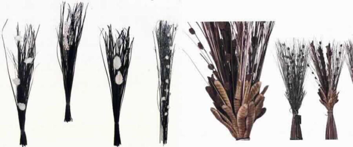 Ware aus künstlichen Blumen, sog. Deko-Bündel aus Naturzweigen, Foto siehe Anlage,
in Form einer zusammengesetzten Ware:
- aus cremefarbenen, künstlichen Blumen,
- - aus Teilen von natürlichen Pflanzen, die auf Stielen aus Pflanzenstreifen aufgesteckt und aufgeklebt sind,
- - durch Ineinanderstecken und Kleben in Blumenbindetechnik hergestellt,
- aus dunkel gefärbten, natürlichen Grashalmen, 
- mit einem Klebestreifen und einem Streifen aus Kunststoff zu einem Strauß/Bündel zusammengefügt,
- die künstlichen Blumen bestimmen insbesondere im Hinblick auf das äußere Erscheinungsbild (Zierwirkung)
  den wesentlichen Charakter der zusammengesetzten Ware.
 
"Ware aus künstlichen Blumen, aus anderen Stoffen als Kunststoff"