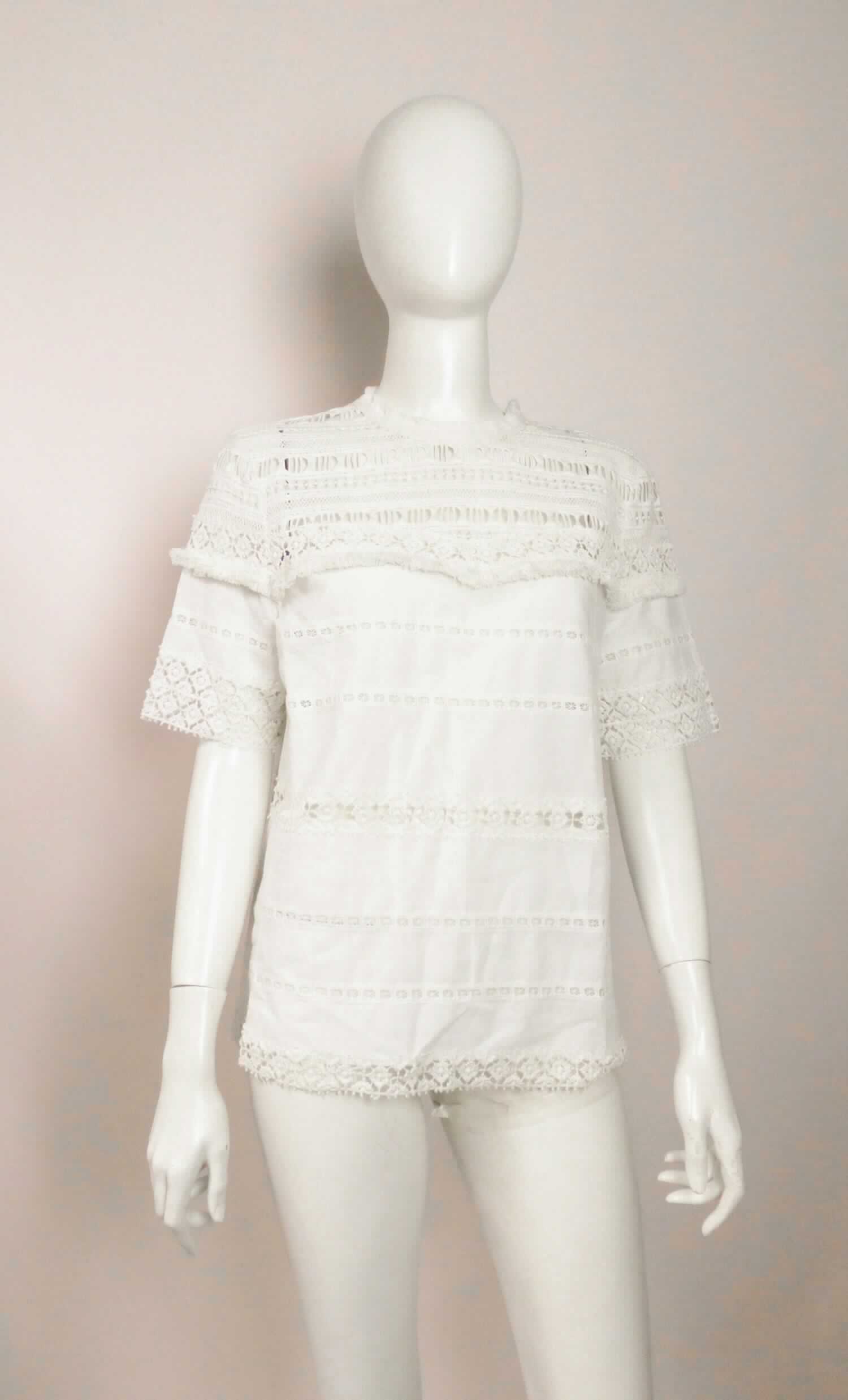 Bluse, Style 24968102175, Größe 38, Foto siehe Anlage,
- aus ca. 0,3 mm dicken, einfarbigen Geweben sowie im oberen Drittel mit eingenähten Streifen aus laut
  Untersuchungsergebnis unterschiedlichen, durchbrochenen Stickereien der Position 5810; alle 
  Flächenerzeugnisse aus laut Antrag 100 % Baumwolle,
- am Halsausschnitt und unterhalb der Brust mit zwei aufgenähten Häkelgalonbändern,
- über die Taille reichend (Rückenlänge: ca. 63 cm), 
- mit einem runden Halsausschnitt,
- hinten mit einer kurzen Öffnung, mit Knopfverschluss,
- ohne Hinweise auf den Trägerkreis (unisex),
- mit kurzen Ärmeln, 
- am unteren Rand mit einer angenähten Borte aus Stickerei der Position 5810.

"Bluse, aus Geweben und Stickereien, für Frauen, aus Baumwolle, nicht nach dem Batik-Verfahren handbedruckt"