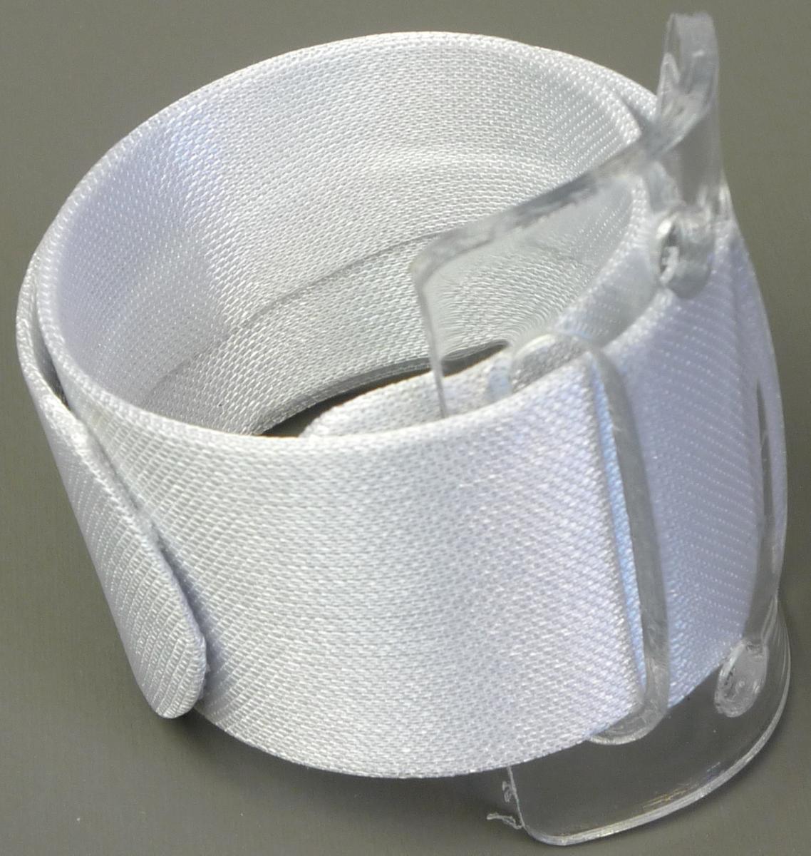 Es handelt sich um Fantasieschmuck in Form von etwa 22,5 cm langen und etwa 2,5 cm
breiten Armbändern, bestehend aus einem leicht gewölbten "Band" aus Stahl, das sich
aufgrund mechanischer Eigenspannung zusammenrollt und somit ohne Hilfsmittel am Arm
fixiert wird, aber bei überdehntem Zustand in Längsrichtung stabil ist. Das Stahlband
ist vollständig mit einer Ummantelung aus Kunststoff und aus Spinnstoffgewebe
versehen. Die Bänder sind jeweils mit einer Schnalle aus Kunststoff ausgestattet, an
der Brautschmuck oder sonstige Zierelemente (nicht Gegenstand der vZTA) befestigt
werden können.
Die Erzeugnisse sind in einem durchsichtigen Plastikbeutel verpackt.
-Antragstellerangaben-

Abbildung siehe Anlage.

Derartige Erzeugnisse gehören als "Fantasieschmuck, aus unedlem Metall, anderer als in
den TARIC-Codes 7117 1100 00 bis 7117 1900 10 erfasst" zum TARIC-Code 7117 1900 90.