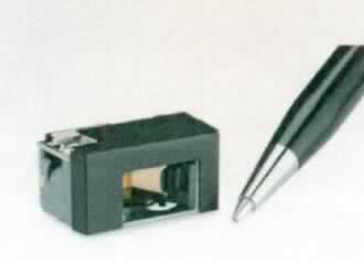 Lesegerät, sog. OEM Scan Engine (VPN: SE-955-I100R), im Wesentlichen bestehend aus einem 11,8 x 21,6 x 15,5 mm großen Metallgehäuse mit Flüssigpolymer-Scanelement, Laser-Lichtquelle und Elektronik zur Auswertung und Ausgabe der erfassten Daten (z.B. Barcodes). Das Scanmodul ist mit TTL-Schnittstelle ausgestattet. Es dient dazu, verschiedene Datencodes, mit denen Waren gekennzeichnet sind, zu lesen und zu verarbeiten.

Die Ware wird als "optischer Leser, anderweit weder genannt noch inbegriffen" eingereiht.

Anlage: 1 Abbildung