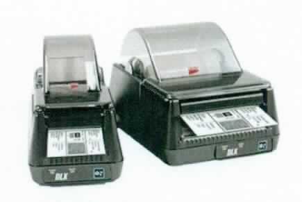 Bei dem Erzeugnis "DLXI DT 4.2IN 203DPI 8MB 5IPS" handelt es sich um einen mobilen Drucker / Thermodrucker für Etiketten und Label.

Technische Daten (auszugsweise):
- Max. Auflösung: 203 dpi 
- Speicher: 16 MB
- Max. Drucklänge 8,18 m 
- Rollendurchmesser: 119,38 mm
- Druckgeschwindigkeit: bis zu 127 mm/Sek 
- Schnittstellen: USB, Serial, Parallel, Ethernet, Bluetooth
- Abmessungen: 154,9 x 172,7 x 238,8 mm 
- Gewicht: 1,77 kg
- Netzadapter: AC Supply

Der Thermodrucker ermöglicht das Drucken von Daten, Barcodes u. dgl. auf eine Papierrolle bzw. auf Etiketten.

Die Ware wird als "Maschine zum Drucken, andere als von der UPos. (HS) 8443 11 bis 8443 31 erfasst, an eine automatische Datenverarbeitungsmaschine anschließbar, Drucker" eingereiht.

Anlage: 1 Abbildung