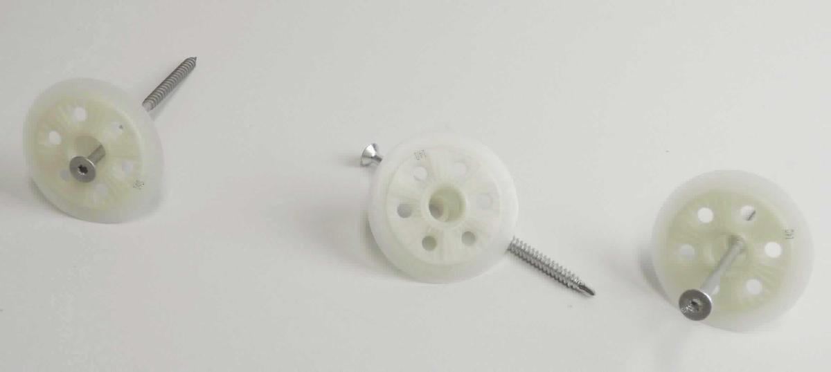 Es handelt sich um aus Stahl gefertigte Schrauben, mit Senkkopf mit Innensechsrund (sog. Torx, geschützte Marke) und mit einem nicht bis zum Kopf reichenden, selbstformenden Gewinde. Das Gewindeende ist zu einer Bohrspitze ausgearbeitet. Der Kopf, der glatte Schaftabschnitt und der überwiegende Teil des Gewindes sind aus nicht rostendem Stahl, die Bohrspitze und die unteren Gewindegänge aus anderem als nicht rostendem Stahl gefertigt.
Die Schrauben sind bereits in einen sog. Dübelteller aus Kunststoff mit Verschlussstopfen aus Styropor eingesetzt und dienen zur Befestigung von Wärmedämmverbundsystemen oder Dämmstoffplatten. Die Erzeugnisse sind zu jeweils 100 Stück in einem Karton verpackt. 
Gesamtlänge Schraube: etwa 121,2 mm; Durchmesser Dübelteller: etwa 60,2 mm; Gewindedurchmesser: etwa 5,9 mm.
- Antragstellerangaben -

Die Schrauben bestimmen aufgrund des Wertes den Charakter der aus verschiedenen Bestandteilen zusammengesetzten Waren. Im Hinblick auf den Umfang ist der nicht rostende Stahl charakterbestimmend.

Abbildung siehe Anlage.

Derartige Erzeugnisse gehören als "andere gewindeformende Schrauben aus nicht rostendem Stahl" zur Codenummer 7318 1410 90 0 des Zolltarifs.