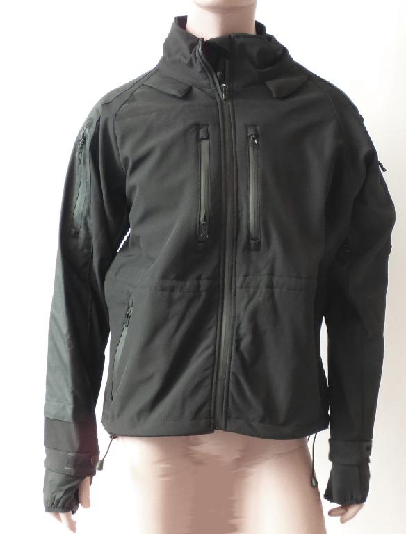 Windjackenähnliches Kleidungsstück, sog. Soft Shell Jacke, "Protect", Größe M, Foto siehe Anlage,
- laut Antrag:
-- aus ca. 1,5 mm dicken, dreilagigen, durch Kleben miteinander verbundenen Flächenerzeugnissen
   der Position 5903 mit einer Außenlage (Schauseite) aus einfarbigen Geweben aus 94 % Polyester
   und 6 % Elasthan (beides synthetische Chemiefasern), einer Zwischenlage aus einer Folie aus
   Kunststoff (kein Zellkunststoff) und einer Innenlage aus gerauten, einfarbigen Gewirken aus 100 %
   Polyester; insbesondere im Hinblick auf das äußere Erscheinungsbild bestimmen die Gewebe
   den Charakter des Flächenerzeugnisses,
-- teilweise im Bereich der Arme und im unteren Rückenbereich mit Zuschnitten aus ca. 0,3 mm dicken,
   einfarbigen Geweben,
-- über den Schritt reichend (Rückenlänge: ca. 72 cm),
-- mit einem Stehkragen,
-- vorn mit einer durchgehenden Öffnung mit einem bis in die Kragenspitzen reichenden Reißverschluss,
   am Kragenrand mit einer kurzen Überlappung von links auf rechts (Männerkleidung),
-- mit langen Ärmeln; an den Ärmelenden mit weitenverstellbaren Riegeln mit Klettverschluss und mit
   bündchenartigen Einsätzen (sog. Windfang) mit Daumenloch,
-- im Achselbereich mit "Belüftungsschlitzen" mit Reißverschlüssen,
-- mit einem eingearbeiteten, verengenden Tunnelzug in Taillenhöhe, damit kein Blouson,
-- im Oberarm- und Brustbereich sowie seitlich mit zwei eingesetzten Taschen und hinten mit einer
   eingesetzten Tasche unterhalb der Taille, jeweils mit Reißverschluss,
-- am unteren Rand mit zwei verengenden Tunnelzügen und seitlich mit zwei ca. 21 cm hoch reichenden
   Öffnungen mit Reißverschluss versehen,
- wird im Allgemeinen über jeder anderen Kleidung und zum Schutz gegen das Wetter getragen, somit 
  keine Jacke,
- im Hinblick auf den Umfang und das äußere Erscheinungsbild bestimmen die Gewebe der Position
  5903 gegenüber den Geweben ohne Kunststofflage den wesentlichen Charakter der Ware.

"Kleidung (windjackenähnliches Kleidungsstück) aus Erzeugnissen der Position 5903, aus Geweben,
 für Männer"