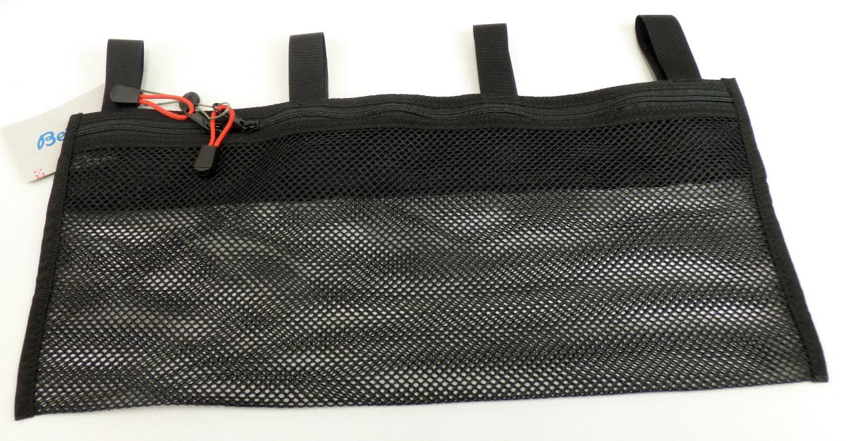 Konfektioniertes Netz, sog. Mesh Pocket, Art. 416, Foto siehe Anlage,
- an einem bedruckten Pappanhänger befestigt,
- rechteckig, in den Abmessungen von ca. 48 cm (Länge) x 23 cm (Höhe); nicht formstabil,
- aus ca. 1 mm dicken, einfarbigen Gewirken aus laut Antrag 100 % Polyester (synthetischer
  Spinnstoff); mit offenen, nicht verschiebbaren Zellen (Durchmesser: ca. 4 mm),
- oben, an der Rückseite mit einem ca. 8 cm breiten Zuschnitt aus einfarbigen Geweben aus
  Spinnstoffen verstärkt, zusätzlich mit einem darauf aufgenähten, Schlaufen bildenden Gewebe-
  band und vier angenähten Klettbändern ausgestattet,
- am oberen Rand der Vorderseite mit einem Doppelreißverschluss ausgestattet,
- durch Zusammennähen konfektioniert,
- laut Antrag Tasche zur Befestigung an der Innenseite von Kanus bestimmt, 
- wird als konfektionierte Ware aus Netzstoffen von der Position 4202 ausgeschlossen,
- insbesondere im Hinblick auf den Umfang bestimmt das Gewirke den Charakter der Ware.

"Konfektioniertes Netz, aus synthetischen Spinnstoffen, kein Fischernetz, aus Polyester "