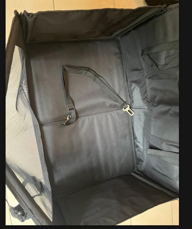 Korbsitz für Hunde, Foto siehe Anlage,
- laut Antrag in einem bedruckten Karton verpackt,
- annähernd quaderförmig, oben offen; zusammenfaltbar; in geschlossenem Zustand in den Ab-
  messungen (B x T x H) von ca. 42 cm x 44 cm x 24 cm (Höhe des Rückenteils: ca. 38 cm),
- mit doppelt gearbeiteten Vorder-, Rücken- und Seitenteilen aus einfarbigen, einseitig (Innenseite) 
  mit Kunststoff (kein Zellkunststoff) überzogenen Geweben der Position 5903; zusätzlich mit einem
  eingelegten Schaumkunststoffpolster und vorn mit einem großflächigen "Sichtfenster" aus  
  einem augenscheinlich gitterartigen Flächenerzeugnis des Kapitels 39 versehen; an den 
  Rändern teilweise mit eingearbeiteten Rohren aus Kunststoff verstärkt,
- mit einem Boden aus einem augenscheinlich auf der Unterseite rutschhemmend bedruckten 
  Vliesstoff; zusätzlich mit einem herausnehmbaren Bodenteil mit einer Oberseite aus einseitig 
  (Innenseite) mit Kunststoff (kein Zellkunststoff) überzogenen Geweben der Position 5903 und 
  einer Unterseite aus dem vorgenannten Vliesstoff; mit einem eingelegten Zuschnitt aus Pappe 
  verstärkt und einem Schaumkunststoffpolster ausgestattet,
- mit diversen Reißverschlüssen zum Öffnen des Korbsitzes ausgestattet,
- mit vier angenähten, längenverstellbaren, gewebten Gurtbändern mit Klickverschluss versehen,
- laut Antrag zusätzlich mit einer beiliegenden „Leine“ zum Anschnallen des Hundes in Form eines 
  Gurtbands mit Karabinerhaken am einen und Schlosszunge am anderen Ende ausgestattet,
- seitlich am Boden mit einem Tragegriff ausgestattet,
- alle textilen Flächenerzeugnisse bestehen aus Spinnstoffen,
- durch Zusammenfügen konfektioniert,
- ohne Hinweise auf Handarbeit,
- dient laut Antrag als Autositz für Hunde auf dem Rücksitz,
- ohne raumbezogene Funktion, somit keine Ware der Position 6304,
- im Hinblick auf den Umfang und das äußere Erscheinungsbild bestimmen die Gewebe den
  wesentlichen Charakter der Ware.

"Andere konfektionierte Ware (Korbsitz für Hunde), aus Spinnstoffen, aus Geweben, nicht
 handgearbeitet“