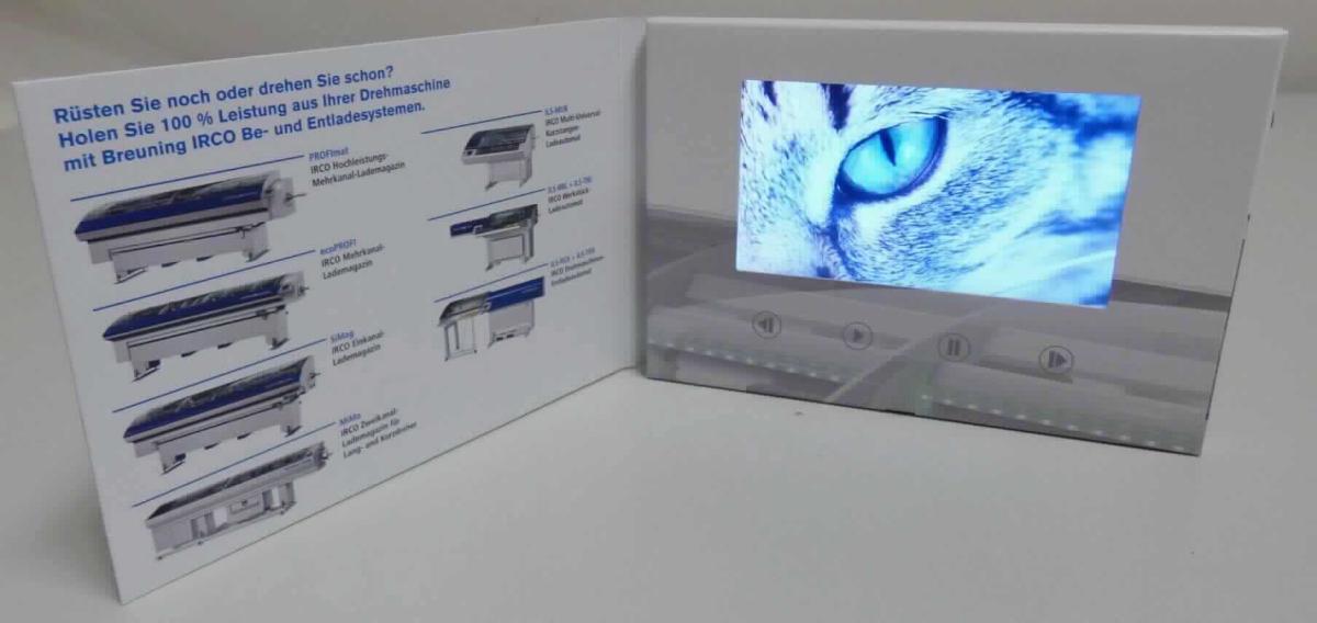 Monitor mit integriertem Videogerät in Klappkarte (sog. Video-Card)
(Abbildung siehe Anlage)
- aus einer 4 Zoll Farb-Flüssigkristallanzeige (Bildschirmdiagonale: ca. 10,2 cm),
  mit Hintergrundbeleuchtung, Signalelektronik, Lautsprecher, Akkumulator und inter-
  nem Speicher in einer bedruckten Klappkarte (Abmessungen: ca. 14,7 x 10,5 x 1,1
  cm) mit einem Lautstärkeregler, vier Bedienelementen und einem Micro-USB-An-
  schluss (zum Aufladen und für Datentransfer),
- zum Anzeigen von Videos - kennzeichnende Haupttätigkeit - und zum Aufzeichnen 
  und Wiedergeben von Videos sowie zur Verwendung als Druckerzeugnis für Wer-
  bezwecke - ohne charakterbestimmenden Bestandteil -,
- nicht zum direkten Anschluss an und für die Verwendung mit einer automatischen Daten-
  verarbeitungsmaschine der Position 8471.

"Monitor, ohne eingebautes Fernsehempfangsgerät, mit Flüssigkristallanzeige, nicht zum 
 direkten Anschluss an und für die Verwendung mit einer automatischen Datenverarbei-
 tungsmaschine der Position 8471, Farb-Videomonitor mit anderen Geräten kombiniert -
 Video-Card (Kombination aus Monitor - kennzeichnende Haupttätigkeit - und Videoge-
 rät, zusammengesetzt mit Druckerzeugnis - ohne charakterbestimmenden Bestandteil)"