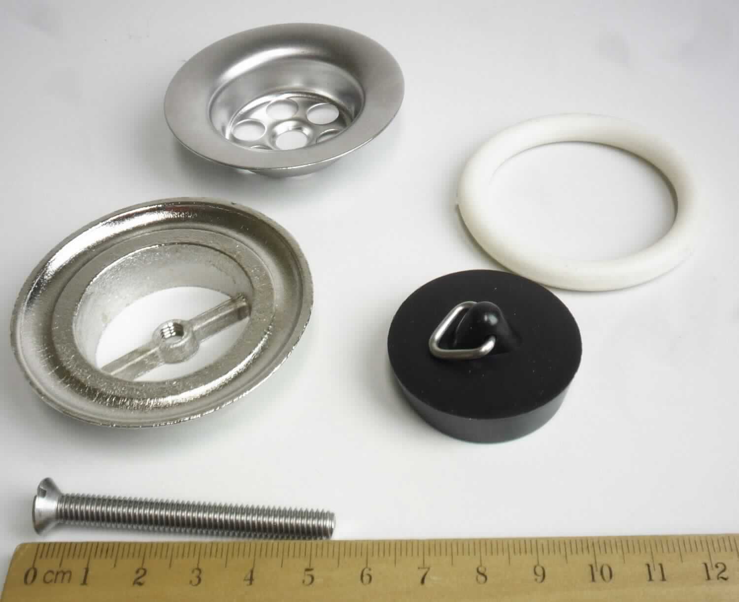 Ablaufsieb aus einer Kupferlegierung

Bei der Ware handelt es sich um ein aus verschiedenen Bestandteilen zusammengesetztes Erzeugnis. Dieses besteht aus einem Metallring aus Messing mit L-Profil im Querschnitt , der ein Außengewinde und eine Querstrebe aufweist, einem Dichtungsring aus Kunststoff oder Kautschuk, einem korbförmigen Sieb aus nicht rostendem Stahl, einer Metallschraube und einem Kunststoffstopfen mit kleiner Öse aus nicht rostendem Stahl. Die Ware ist zum Einbau in Küchenspülen bestimmt.

Die Teile aus Messing herrschen gewichtsmäßig vor. Daher ist die Ware als "andere Sanitärartikel aus Kupfer" in die TARIC-Codenummer 7418 2000 90 einzureihen.