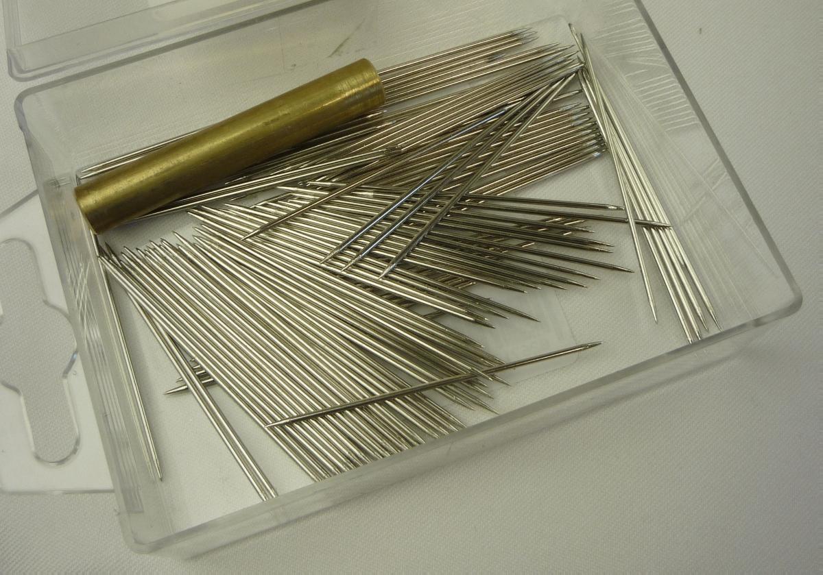 Es handelt sich um ca. 5 cm lange, beidseitig angespitze Nadeln aus Eisen oder Stahl (sog. Kerzenbefestigungsstifte). Die Erzeugnisse dienen zum Befestigen von Kerzen auf Kränzen und Gestecken und sind zu 200 Stück in einer Kunststoffbox verpackt.

-Antragstellerangaben-

Abbildung siehe Anlage.

Derartige Erzeugnisse gehören als "den Stecknadeln ähnliche Nadeln aus Eisen oder Stahl, anderweit weder genannt noch inbegriffen" zum TARIC-Code 7319 4000 00.