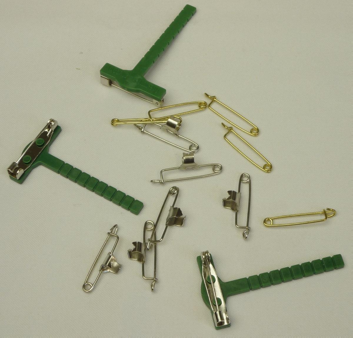 Es handelt sich um vollständig aus Eisendraht gefertigte Nadeln, die in Form eines abgeflachten, länglichen Ovals gebogen sind und ein spitzes Ende aufweisen, das in einen Verschluss einrastet. Zusätzlich sind die Erzeugnisse an einer Seite mit einem Formstück aus Blech ausgestattet, das sich zu einer Klammer zusammenbiegen lässt.
Die Erzeugnisse dienen zum Befestigen von Dekorationen an Jackenrevers o. ä. und sind zu je 50 Stück in einer Kunststofftüte verpackt.
-Antragstellerangaben-

Abbildung siehe Anlage.

Deratige Erzeugnisse gehören als "Sicherheitsnadeln aus Eisen oder Stahl" zum TARIC-Code 7319 4000 00.