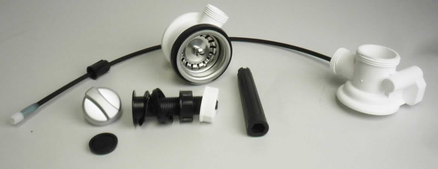 Bei der als "Siebkorbexzenterventil " bezeichneten Ware handelt es sich um eine Ablaufgarnitur, im Wesentlichen bestehend aus einem Korbventil mit Ablauf nach unten und zwei Überlaufeingängen, einer mechanischen Vorrichtung zum Heben und Senken des Verschlussstopfens mittels Bowdenzug, dem Bowdenzug sowie eines Drehgriffes zur Betätigung des Zugexzenters.
Die noch nicht zusammengesetzte Ware ist mit einer Montageanleitung in einem Kunststoffbeutel verpackt.

Die Ware ist als "Armatur für Rohrleitungen, Sanitärarmatur, keine Mischarmatur, nicht für bestimmte Luftfahrzeuge, noch nicht zusammengesetzt - sog. Ablaufgarnitur" einzureihen.