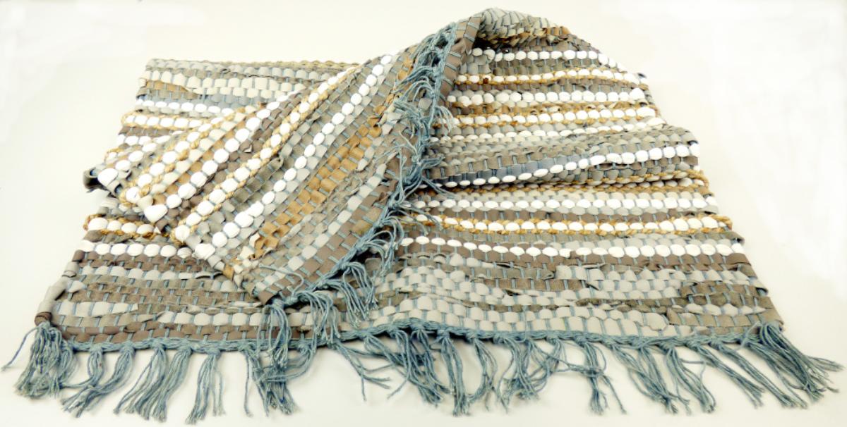 Ware aus Leder, sog. Teppich aus Lederstreifen und Fransen, Foto siehe Anlage,
- in Form eines gewebten Teppichs aus laut Etikett 60 % Leder, 20 % Baumwolle und 10 % Jute,
- mit Fransen aus Spinnstoffen an den beiden Schmalseiten,
- in den Abmessungen:
- - Art. 225771: ca. 90 cm (Länge) x 60 cm (Breite),
- - Art. 227292 und 226273: ca. 140 cm (Länge) x 70 cm (Breite),
- das Leder verleiht der Ware nach dem Umfang und dem äußeren Erscheinungsbild ihren
  wesentlichen Charakter.

"Andere Ware aus Leder, nicht zu technischen Zwecken"