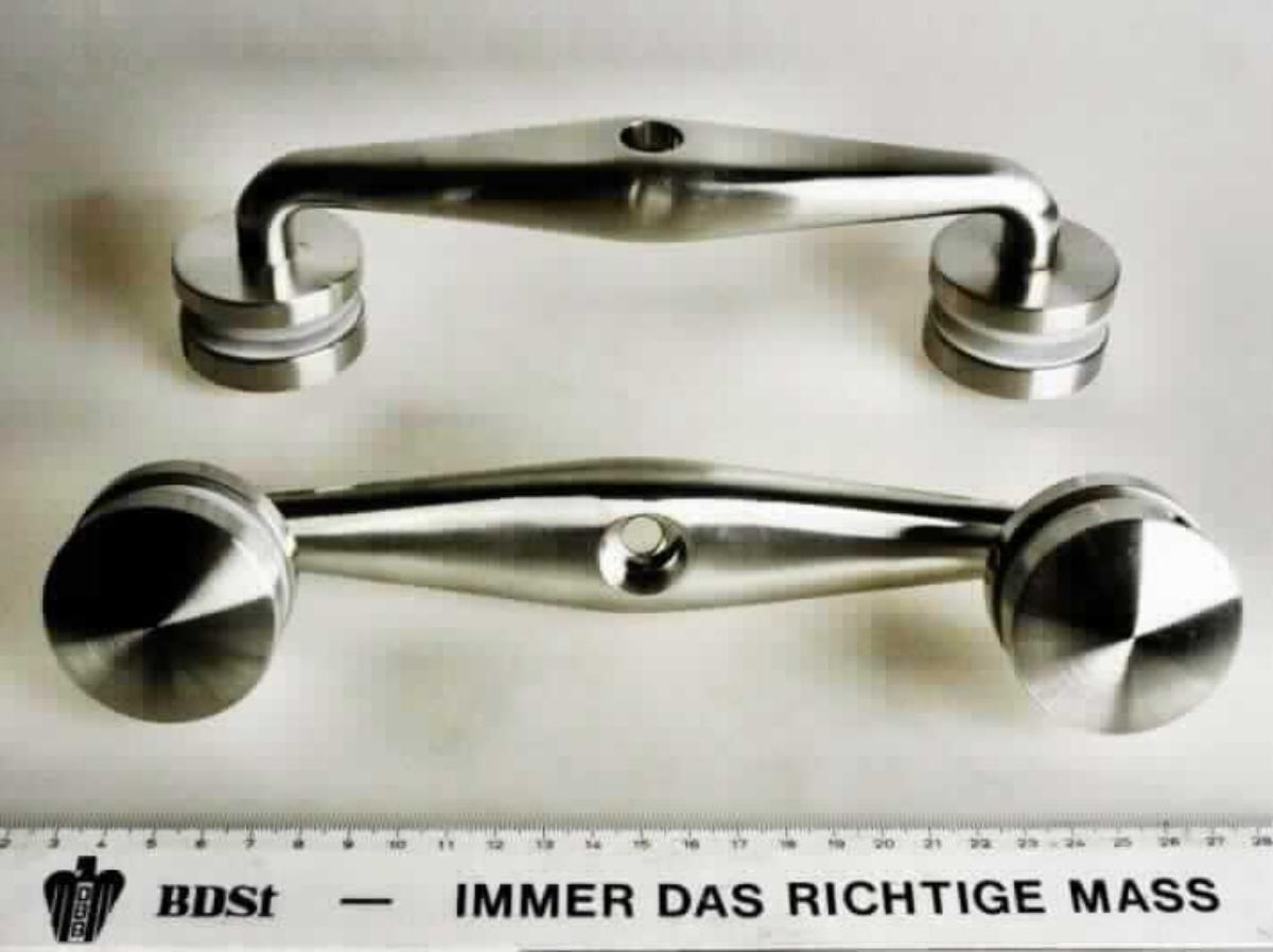 Es handelt sich um nahezu U-förmige, aus nicht rostendem Stahl gefertigte Erzeugnisse, die mittig mit einer kreisrunden Vertiefung und einer Lochung versehen sind und die jeweils an den Enden zu einem Gewinde, auf das jeweils eine kreisrunde Scheibe und eine Endkappe aufgeschraubt ist, ausgearbeitet sind. Zwischen der Scheibe und der Endkappe sind jeweils zwei Scheiben aus Kunststoff oder Kautschuk eingesetzt. Die Waren weisen eine matt gebürstete Oberfläche auf. Die speziell nach Zeichnung gefertigten und im Hinblick auf ihre Verwendung mit spezifischen Merkmalen ausgestatteten Erzeugnisse werden bei der Fertigung von Geländern verwendet und dienen als Halterungen für Glaselemente zwischen Geländerpfosten. Sie sind jeweils in Kunststofffolie und zu zwei Stück in einem Pappkarton verpackt. 

Abbildung siehe Anlage. 

Derartige Erzeugnisse gehören als "andere Konstruktionsteile aus Stahl" zum TARIC-Code 7308 90 98 00.