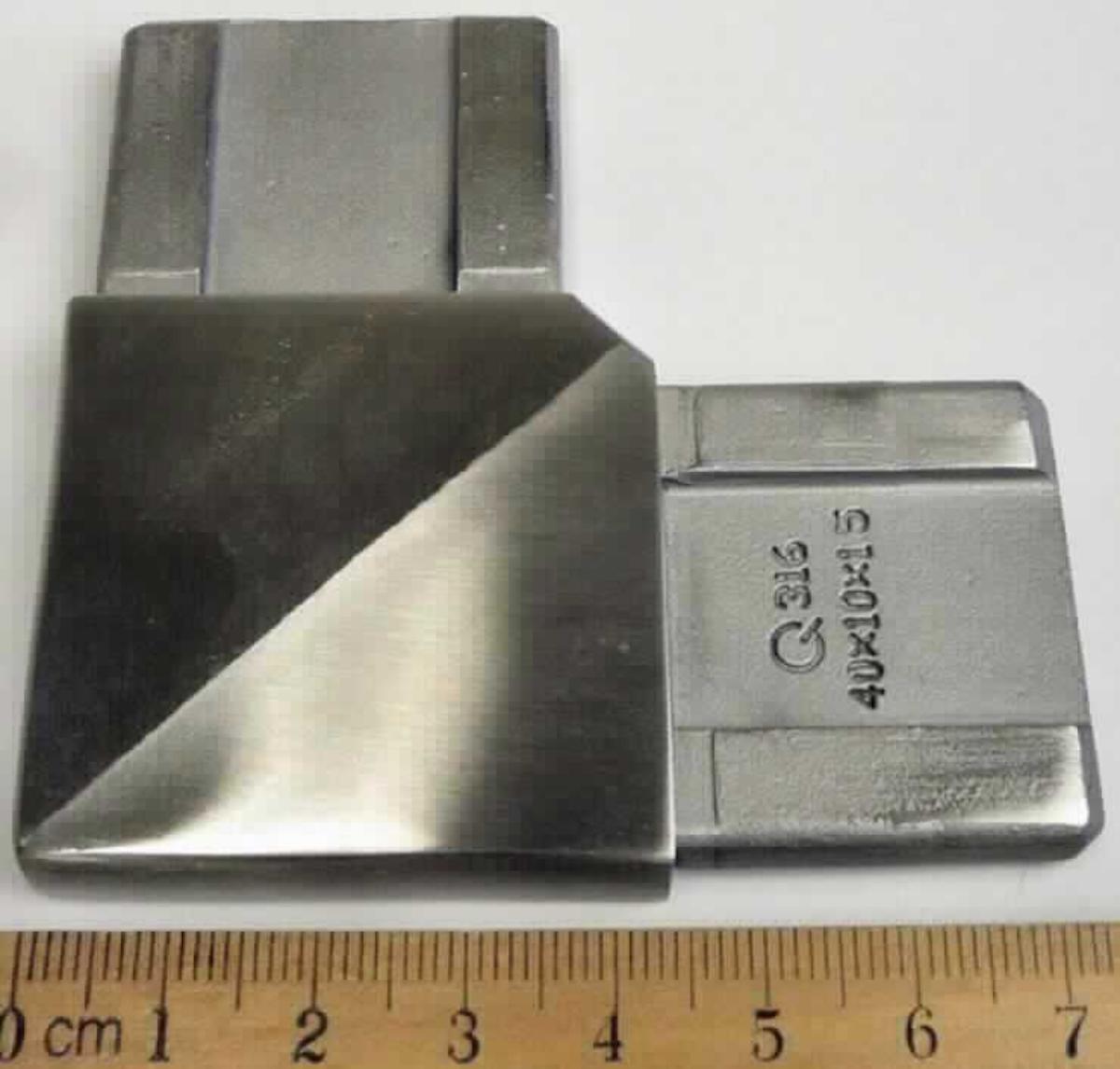 Es handelt sich um vollständig aus nicht rostendem Stahl gefertigte, flache, rechtwinklige Erzeugisse, mit gleich langen "Schenkeln" (Länge: jeweils etwa 75 mm; Breite: jeweils etwa 36,8 mm), deren beide Enden jeweils mit rechteckigen Aussparungen und seitlich jeweils mit einer Abstufung versehen sind.
Die Waren weisen teilweise eine matt gebürstete Oberfläche auf. Die speziell nach Zeichnung gefertigten und im Hinblick auf ihre Verwendung mit spezifischen Merkmalen ausgestatteten Erzeugnisse werden bei der Fertigung von Geländern als Verbindungsstücke für Handläufe verwendet. Sie sind zu jeweils zwei Stück in einem Pappkarton verpackt.
Höhe: max. etwa 10 mm.
- Antragstellerangaben -

Abbildung siehe Anlage.

Derartige Erzeugnisse gehören als "andere Konstruktionsteile aus Stahl" zum TARIC-Code 7308 90 98 00.