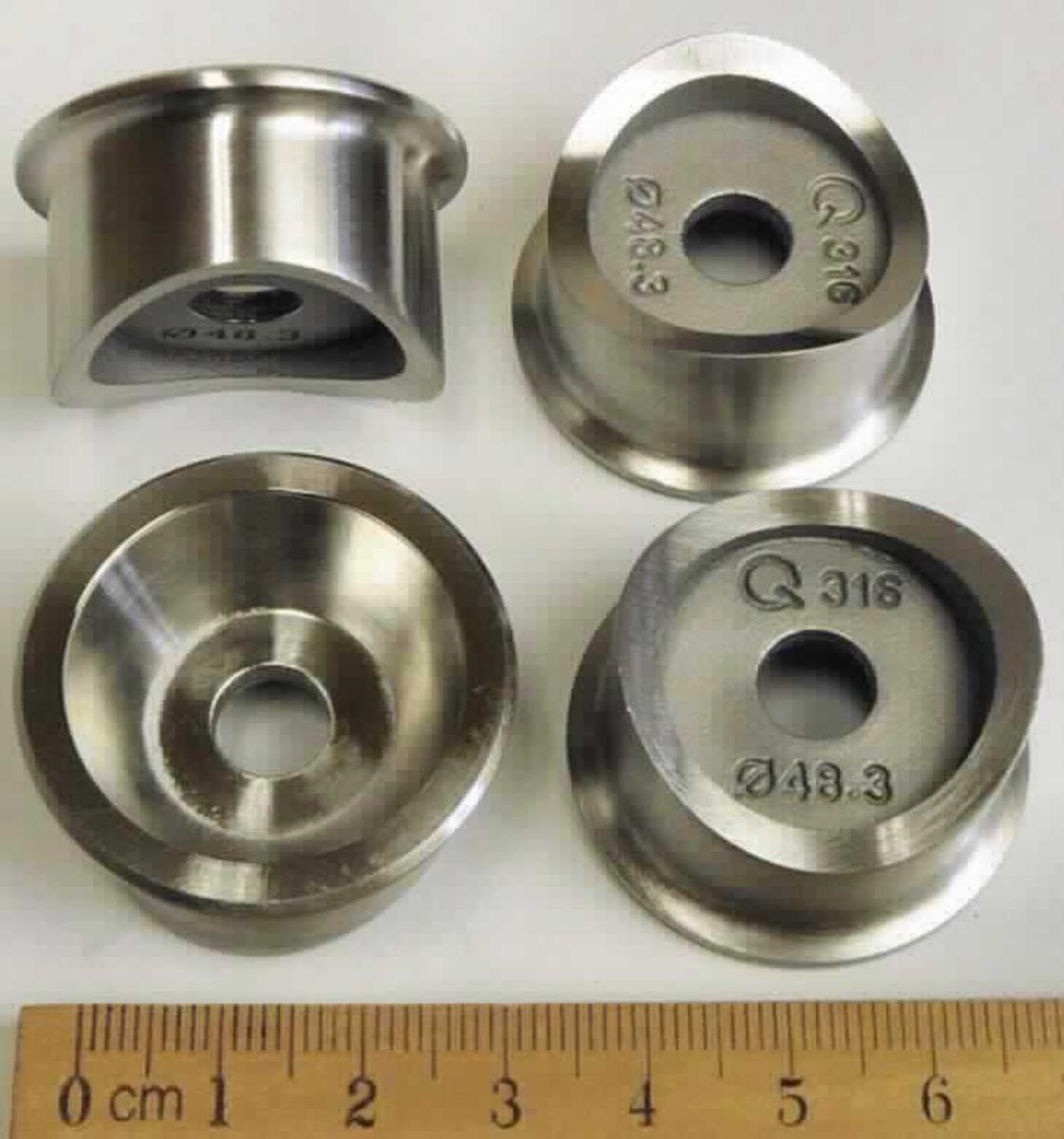 Es handelt sich um vollständig aus nicht rostendem Stahl gefertige, nahezu zylindrische Hohlerzeugnisse, die an einem Ende einen Boden mit mittiger Lochung aufweisen und zu einem äußeren Rand mit elliptischer Aussparung ausgearbeitet sind. An dem anderen Ende sind die Erzeugisse mit einem Bund versehen. Die Waren weisen eine matt gebürstete Oberfläche auf.
Die speziell nach Zeichnung gefertigten und im Hinblick auf ihre Verwendung mit spezifischen Merkmalen ausgestatteten Erzeugnisse werden bei der Fertigung von Geländern verwendet und als sog. Adapter bei der Befestigung von Glasklemmen an Geländerpfosten angebracht. Sie sind jeweils in einem Klarsichtbeutel und zu vier Stück in einem Pappkarton verpackt.
Abmessungen: max. Durchmesser etwa 35 mm, max. Höhe etwa 20 mm. 
- Antragstellerangaben -

Abbildung siehe Anlage.

Derartige Erzeugnisse gehören als "andere Konstruktionsteile aus Stahl" zum TARIC-Code 7308 9098 00.