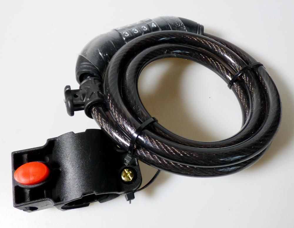 Es handelt sich um ein Kombinationsschloss (Ziffernkombination), bestehend aus einem kunststoffummantelten Seil aus unedlem Metall, das an den Enden mit einem Schließzylinder aus unedlem Metall mit vier Stellrädchen ausgestattet ist. Das Erzeugnis wird zur Sicherung von u. a. Fahrrädern gegen Diebstahl verwendet und ist gemeinsam mit einer Sattelrohrhalterung mit einer mit Produktinformationen bedruckten Pappbanderole versehen.
Abmessungen: Länge etwa 120 cm; Durchmesser etwa 1 cm.
- Antragstellerangaben -

Abbildung siehe Anlage.

Derartige Erzeugnisse gehören als "andere Schlösser (Kombinationsschlösser), aus unedlen Metallen" zum TARIC-Code 8301 40 90 00, da es sich zolltarifrechtlich um eine Warenzusammenstellung in Aufmachung für den Einzelverkauf handelt, deren wesentlicher Charakter nach der Bedeutung für die Verwendung durch das Kombinationsschloss bestimmt wird, bei dem es sich zolltarifrechtlich um eine aus verschiedenen Stoffen zusammengesetzte Ware handelt, deren wesentlicher Charakter nach der Bedeutung für die Verwendung durch das unedle Metall bestimmt wird.