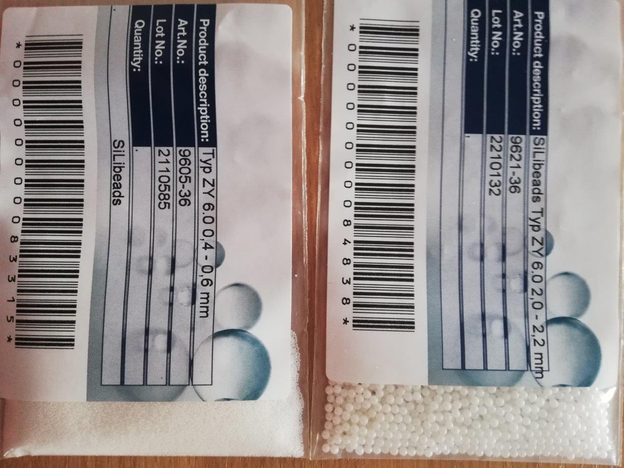 Keramische Waren zu technischen Zwecken, sog. Keramikkugeln, Foto siehe Anlage,
- lt. Antrag:
- - in unterschiedlichen Größen,
- - mit Kugelgrößen von 0,08 mm bis 25 mm Durchmesser,
- - nach vorheriger Formgebung keramisch gebrannt (gesintert),
- - bestehend aus Zirkondioxid (ZrO2) + Hafniumdioxid (HfO2), Yttriumoxid (Y2O3) stabilisiert;
    (= andere Keramik als Porzellan),
- - mit einer Mohsschen Härte von weniger als 9,
- - zur Verwendung in Rührwerkskugelmühlen,
- die Kugeln werden als Teile aus keramischen Stoffen nicht vom Warenkreis des Kapitels 84 erfasst.

"Keramische Waren zu technischen Zwecken, andere als aus Porzellan, mit einer Mohsschen Härte
von weniger als 9, andere als in den Codenummer 6909 1900 20 0 bis 6909 1900 70 0 genannte"