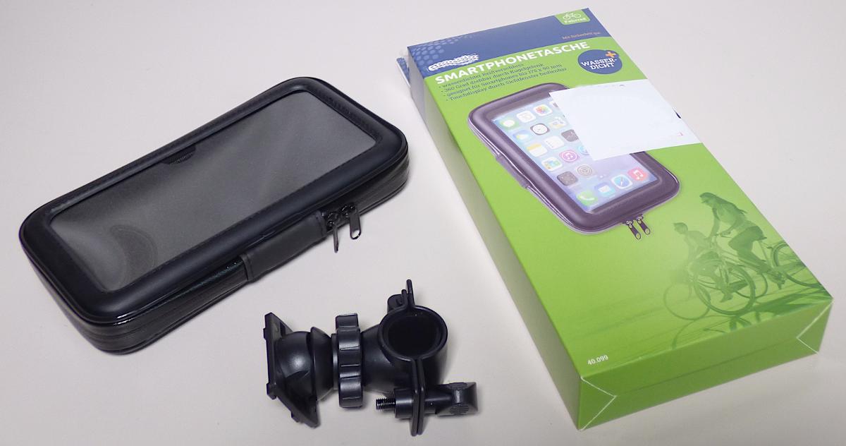 Fahrradlenkertasche, Foto siehe Anlage,
- mit einer Außenseite aus schwarzen und aus klarsichtigen Kunststofffolien,
- an der Rückseite mit einer Adapterplatte aus Kunststoff; mit einer Haltevorrichtung aus
  Kunststoff, bestehend aus einer Klemmschelle mit einer Schraube und einer an einem
  Kugelgelenk angebrachten Halteplatte,
- mit einem entlang des Randes an vier Schmalseiten verlaufenden Reißverschluss,
- - teilweise gefüttert; ohne Inneneinteilung,
- mit den Abmessungen: ca. 11 cm (Breite) x 19 cm (Höhe) x 3 cm (Tiefe),
- zur Befestigung an einem Fahrradlenker vorgesehen,
- soll dem wasserdichten Transport und der Aufbewahrung eines Smartphones dienen,
- verpackt in einem farbig bedruckten Pappkarton.

"Ähnliches Behältnis, anderes als in den Unterpositionen 4202 1110 bis 4202 3900 genannte, mit
 Außenseite aus Kunststofffolien, anderes als in den Unterpositionen 4202 9211 bis 4202 9215
 genannte"