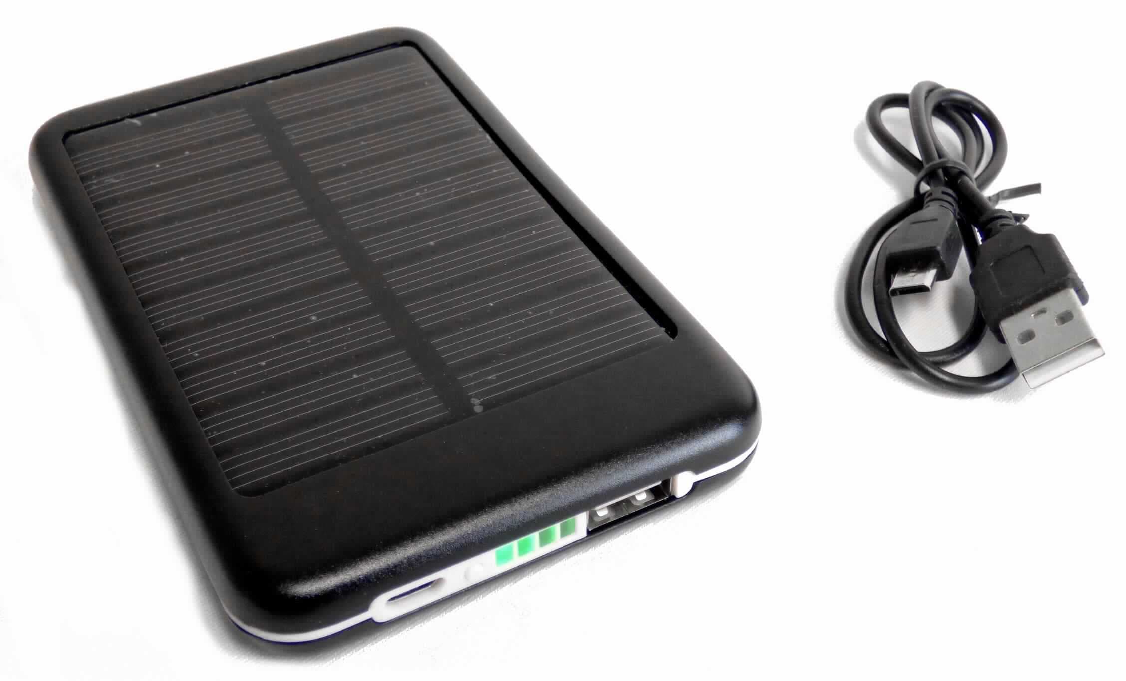 Gleichstromgenerator sog. Solar Powerbank Art. 23559, 
Gleichstromgenerator (Solargenerator) bestehend aus 20 kristallinen Solarzellen mit einer Leistung von ca. 1 Watt, einem Akkumulator mit einer Kapazität von 4000 mAh sowie einer Ladeelektronik mit grüner und blauer LED-Balkenanzeige, mit einem Akkumulatorenladegerät mit einer Eingangsspannung von 5 V (800 mA) und einer Ausgangsspannung von 5,2 V (1200 mA),
mit 2 USB-Anschlüssen (1 x USB-A-, 1 x Micro-USB-Anschluss), Abmessungen ca. 7,8 x 12,5 x 1,8 cm,
Multifunktionsgerät zur abwechselnden Verwendung als Solargenerator (