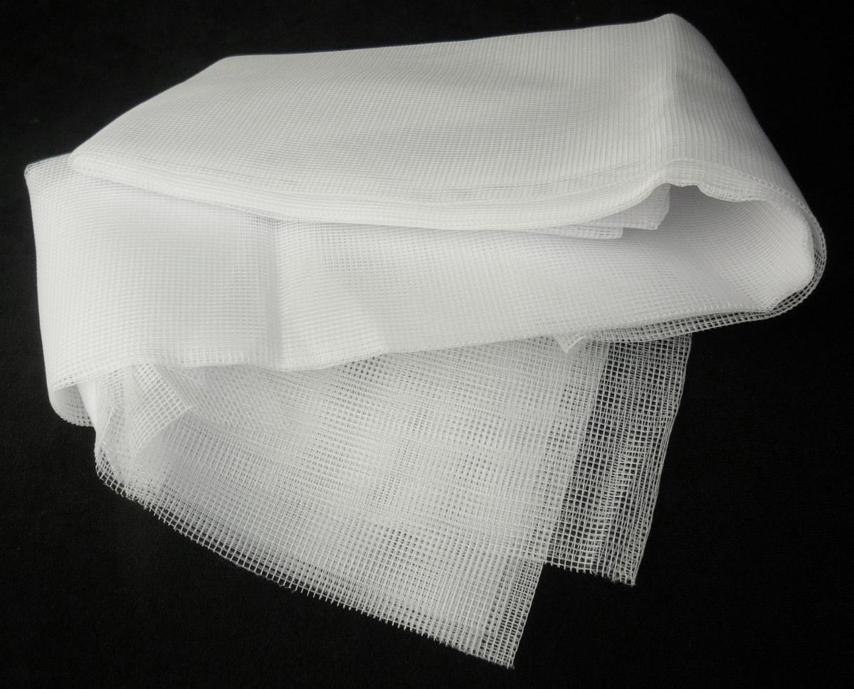 Kettengewirke, sog. Gittertüll bzw. Wabentüll, Foto siehe Anlage
- laut Antrag:
-- rechteckig zugeschnitten,
-- mit einer Breite von mehr als 30 cm,
-- aus synthetischen Chemiefasern (Polyester),
-- gebleicht,
-- ohne Flor- oder Schlingenoberfläche,
-- ohne Elastomergarne oder Kautschukfäden,
-- zur Verwendung als Insektenschutzgittern in Fenstern; stellt sich nicht als Gewirke im Sinne der
   Unterpositions-Anmerkung 1 zu Kapitel 60 dar.

"Kettengewirke, anderes als solche der Positionen 6001 bis 6004, aus synthetischen Chemiefasern,
 anderes als in der Unterposition 6005 35 genannte, gebleicht"