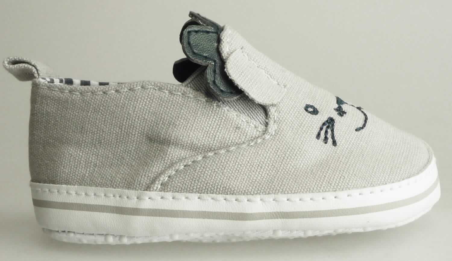 Babyschuhe (lt. Antrag "Baby Schuhe, Art. 447490, Variante 903: graues Oberteil", Größe M, Foto siehe Anlage)
- mit Laufsohlen aus Spinnstoff (den größten Teil der Berührungsfläche mit dem Boden bildend) und 
  Kunststoffpunkten,
- mit Oberteil aus Spinnstoff (den größten Teil der Außenfläche bildend) und Kunststoff (Spinnstoff mit einer mit 
  bloßem Auge wahrnehmbaren Außenschicht aus Kunststoff),
- mit Zierbesatz und aufgestickten Verzierungen.

"Schuhe mit Laufsohlen und Oberteil aus Spinnstoffen, andere als in den Unterpositionen 6405 1000 bis 6405 2091
 genannte"