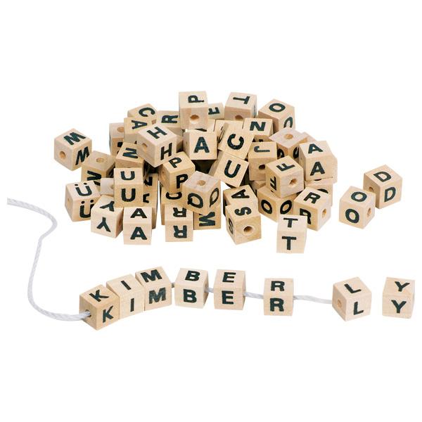 Spielzeug in Aufmachung, "Artikel HD270 – Buchstabenwürfel", bestehend aus
- etwa 300 Holzwürfeln mit einer Kantenlänge von 7 mm
- mit den Buchstaben des Alphabets bedruckt
- in der Mitte durchbohrt, so dass sie aufgefädelt werden können
- einer ca. 1 m langen Schnur aus Baumwolle
- dient der spielerischen Unterhaltung von Kindern und Erwachsenen
- in einem Klarsichtbeutel mit Pappheader für den Einzelverkauf aufgemacht.

Das Set dient der Freizeitbeschäftigung "kreatives Herstellen von Buchstabenketten" und besitzt auf Grund der dafür speziell zusammengestellten Waren in der Gesamtheit Spielzeugcharakter.

Die Ware ist zolltarifrechtlich als "Spiezeug, aufgemacht in einer Aufmachung" einzureihen.