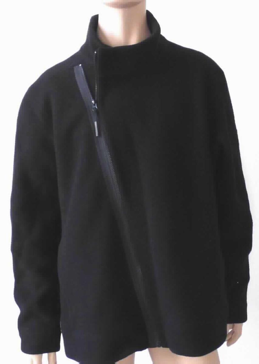 Jacke, sog. midlayer men knit look jacket, A3-Art. 70502xx, Größe XL, Foto siehe Anlage,
- in einem Polybeutel verpackt,
- aus ca. 2,9 mm dicken, zweilagigen, durch Kleben miteinander verbundenen Flächenerzeugnissenmit einer
  Außenlage aus einfarbigen Gewirken aus laut Antrag 52 % Wolle, 26 % Polyester, 19 % Polyamid (beides 
  synthetische Chemiefasern) und 3 % anderen Fasern und einer Innenlage aus einfarbigen, gerauten Gewirken 
  aus laut Antrag 100 % Polyester,
- über den Schritt reichend (Rückenlänge: ca. 79 cm), 
- ungefüttert,
- mit einem Stehkragen,
- vorn mit einer durchgehenden Öffnung mit diagonal verlaufendem Reißverschluss, der im Kragen für eine Über-
  lappung von links auf rechts sogt (Männerkleidung), zusätzlich mit einem Druckknopfverschluss ausgestattet,
- mit langen Ärmeln, 
- vorn mit zwei eingesetzten Taschen unterhalb der Taille mit Reißverschluss,
- am unteren Rand und an den Ärmelenden durch Umschlagen und Festnähen gesäumt,
- in Bahnen gearbeitet, 
- stellt sich aufgrund des Schnitts als Jacke dar, somit keine Strickjacke,
- wird im Allgemeinen nicht über jeder anderen Kleidung und zum Schutz gegen das Wetter getragen.

"Jacke, aus Gewirken, für Männer, aus Wolle"