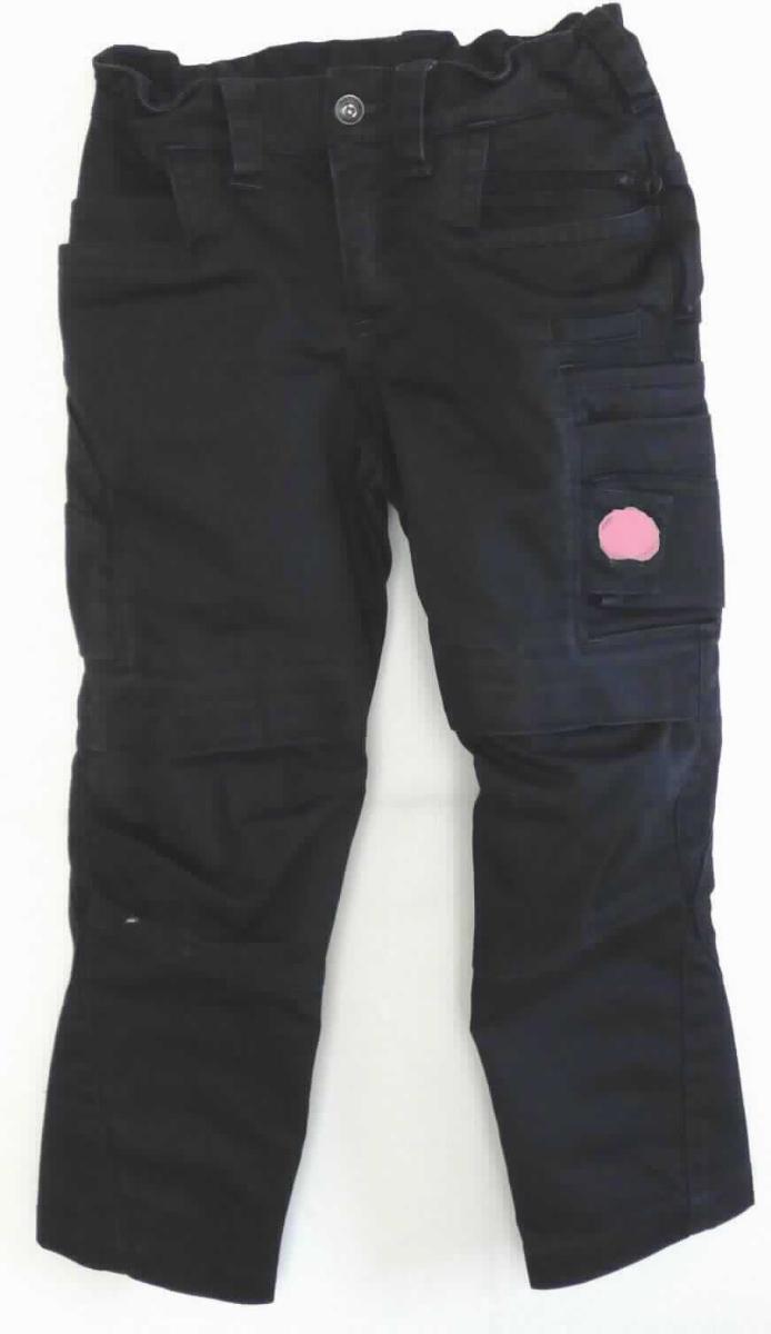 Lange Hose, sog. Bundhose e.s. motion ten, Kinder, A3-Art. 6600011, Größe 110/116, Foto siehe Anlage,
- in einem Polybeutel verpackt,
- aus ca. 0,5 mm dicken, einfarbigen, strapazierfähigen Geweben aus laut Antrag 38 % Elastomultiester,
  16 % Polyamid (beides synthetische Chemiefasern) und 46 % Baumwolle,
- in der Taille abschließend, mit einem ca. 4,5 cm breiten, angesetzten, teilweise elastischen Bund mit Gürtel-
  schlaufen,
- vorn mit einer Öffnung mit Reißverschluss, verdeckt von einer Patte von links über rechts (Knabenkleidung),
  die im Bund mit einem Knopf geschlossen wird,
- mit verschiedenen ein- und aufgesetzten Taschen,
- vorn im Bereich der Knie mit eingesetzten "Einschubtaschen" mit Patte und Klettverschluss,
- mit knöchellangen Hosenbeinen; an den Beinabschlüssen durch Umschlagen und Festnähen gesäumt, 
- aufgrund der Abmessungen für Kinder unter Größe 158 bestimmt, u. a. somit keine Arbeits- und Berufskleidung.

"Lange Hose, aus Geweben, für Knaben, aus synthetischen Chemiefasern, keine Arbeits- und Berufskleidung"