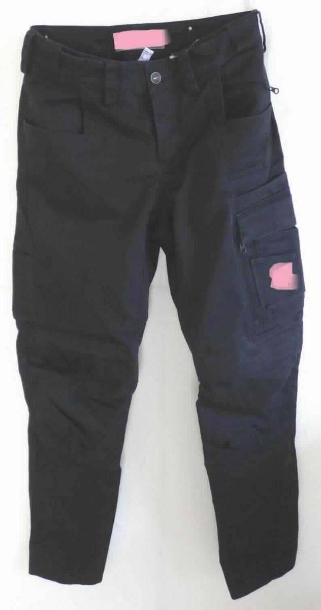 Lange Hose, sog. Bundhose e.s. motion ten, Damen, A3-Art. 6620134, Größe 36, Foto siehe Anlage,
- in einem Polybeutel verpackt,
- aus ca. 0,5 mm dicken, einfarbigen, strapazierfähigen Geweben aus laut Antrag 38 % Elastomultiester,
  16 % Polyamid (beides synthetische Chemiefasern) und 46 % Baumwolle,
- in der Taille abschließend, mit einem ca. 4,5 cm breiten, angesetzten, teilweise elastischen Bund mit Gürtel-
  schlaufen,
- vorn mit einer Öffnung mit Reißverschluss, verdeckt von einer Patte von links über rechts (Männerkleidung),
  die im Bund mit einem Knopf geschlossen wird,
- mit verschiedenen ein- und aufgesetzten Taschen,
- vorn im Bereich der Knie mit eingesetzten "Einschubtaschen" mit Patte und Klettverschluss,
- mit knöchellangen Hosenbeinen; an den Beinabschlüssen durch Umschlagen und Festnähen gesäumt, 
- lässt erkennen, dass sie dazu bestimmt ist, ausschließlich oder hauptsächlich zum (körperlichen oder 
  hygienischen) Schutz anderer Kleidungsstücke und/oder Personen bei Ausübung einer Gewerbe-, Berufs- 
  oder Haushaltstätigkeit getragen zu werden.

"Lange Hose, aus Geweben, für Männer, aus synthetischen Chemiefasern, Arbeits- und Berufskleidung"