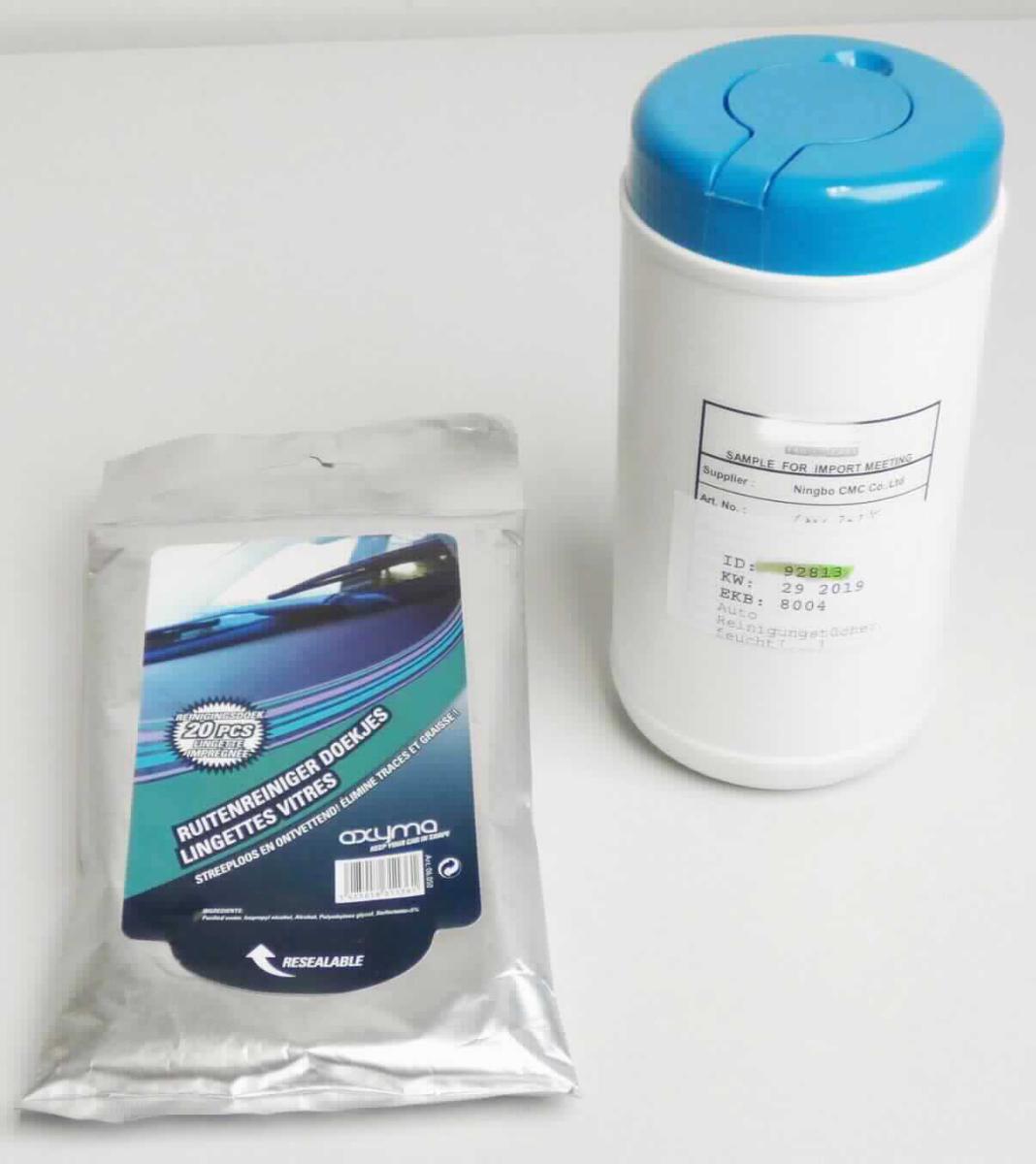 Angaben:
Car Clean Wipes in Kunststoffdosen-Verpackung; 40 Stück pro Verpackung. 

Warenbeschaffenheit:
Weiße, feuchte Vliestücher (Abmessungen: ca. 15 x 20 cm), verpackt in einem Kunststoffbeutel, der sich in einem Dosierspender aus Kunststoff befindet.

Befund: 
Poliermittel für Karosserien und ähnliche Autopflegemittel.
Zusammengesetzte Ware aus feuchten Vliestüchern und Dosierspender, bei der die feuchten Vliestücher als chakakterbestimmend anzusehen sind. Die Ware stellt sowohl einen Vliesstoff mit Reinigungsmitteln getränkt im Sinne der Position 3401 als auch ein Autopflegemittel im Sinne der Position 3405 dar. Da sowohl der Reinigungs- als auch der Pflegevorgang von gleicher Bedeutung sind, kann kein charakterbestimmender Bestandteil/Verwendungszweck nach AV 3b) ermittelt werden und die Ware ist unter Anwendung der AV 3c) in die Position 3405 einzureihen.