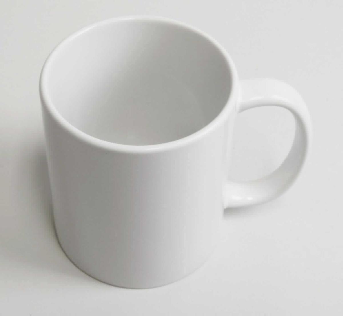 Keramisches Geschirr, Foto siehe Anlage,
- weiße, glasierte, becherartige Tasse mit Henkel,
- in den Abmessungen: 9,4 cm (Höhe) x 8,1 cm (Durchmesser),
- keramisches Erzeugnis; nach der Formgebung gebrannt; tonmineralhaltiges Material enthaltend, 
- - nach dem Ergebnis der wissenschaftlichen Untersuchung handelt es sich bei der Keramik weder 
    um Porzellan noch um gewöhnlichen Ton, Steinzeug, Steingut oder feine Erden; die Tasse ist damit
    als Geschirr aus "anderer Keramik" anzusehen.

"Keramisches Geschirr (Tasse), aus anderer Keramik als Porzellan, gewöhnlicher Ton, Steinzeug, Steingut
 oder feine Erden"