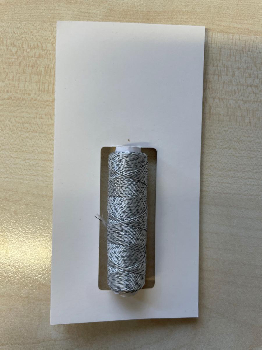 Gimpe, Foto siehe Anlage,
- auf einer Spule aus Pappe aufgemacht und an einer Karte aus Pappe angebracht,
- laut Untersuchungsergebnis:
-- mit einer Seele aus einem mit metallisierten Glaskugeln überzogenen Garn aus synthetischen
   Chemiefasern,
-- kreuzweise mit zwei Garnen aus synthetischen Chemiefasern umwickelt,
- stellt sich als Gimpe dar, somit keine Ware der Position 5508.

"Gimpe"