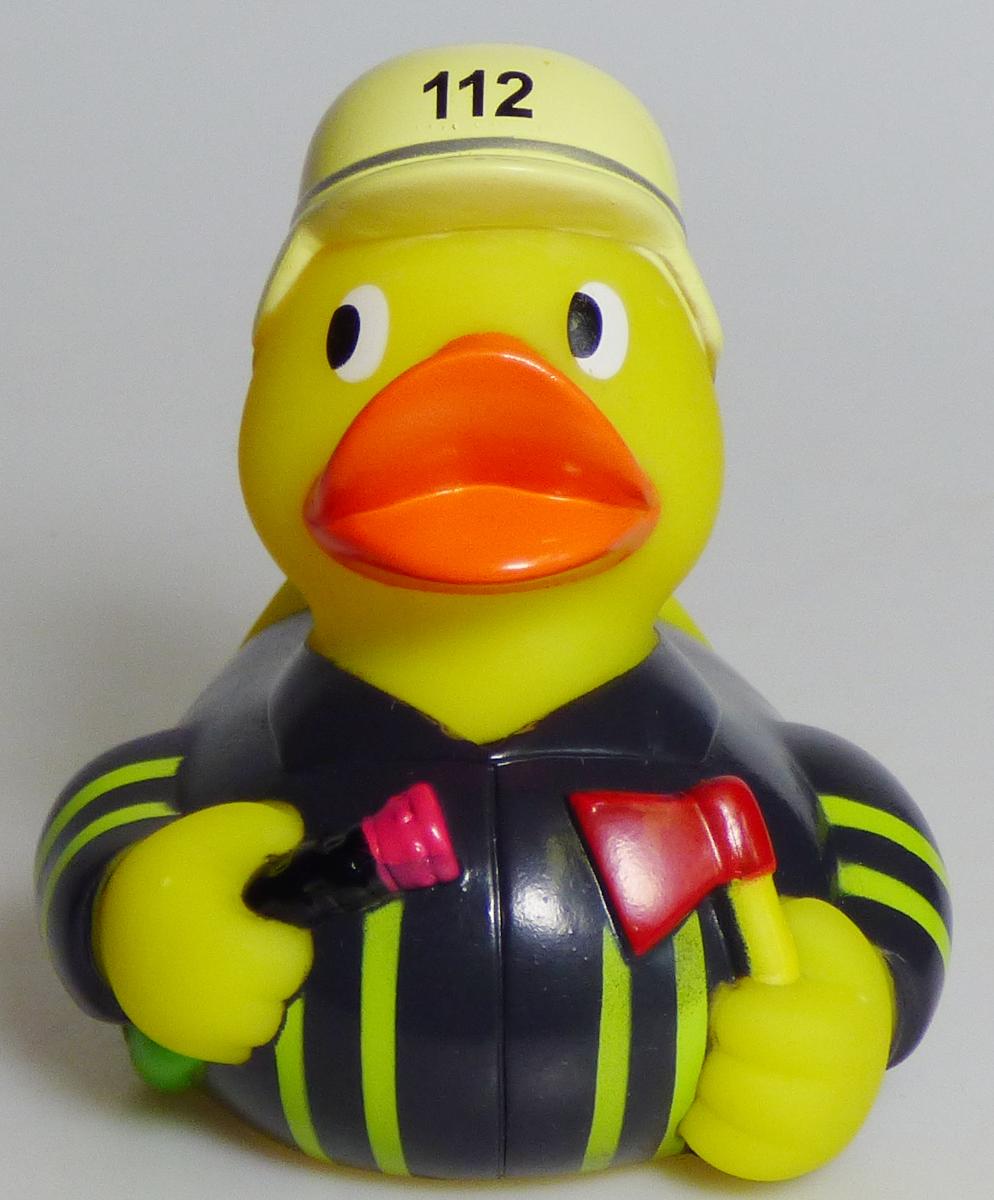 Bei dem vorliegenden und als "Feuerwehrmann-Quietschentchen" bezeichneten Warenmuster handelt es sich um Spielzeug in Form einer Ente in Feuerwehruniform
- in den Abmessungen von jeweils 7 x 7 x 8 cm (L x B x H),
- mit plastisch ausgeformtem Schnabel und angedeuteten Armen sowie mit aufgemalten Augen,
-- in den Händen eine Axt und einen Schlauch haltend,
- lt. Antragsangaben aus Kunststoff (PVC), kein Füllmaterial enthaltend,
- mit einem Wasserloch an der Unterseite, durch das das Tier mit Wasser befüllt werden kann;
  durch Druck auf den Körper spritzt das Wasser wieder heraus,
- dient der spielerischen Unterhaltung von Kindern.


Derartige Erzeugnisse werden zolltarifrechtlich als "Spielzeug, ein Tier darstellend, kein Füllmaterial enthaltend, nicht aus Holz handgearbeitet" eingereiht.