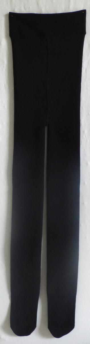 Strumpfhose, in Erwachsenengröße, Foto siehe Anlage,
- aus bis zu ca. 2,0 mm dicken, einfarbigen (Plüsch-)Gewirken aus laut Antrag 95 % Polyester und
  5 % Elasthan (beides synthetische Chemiefasern),
- laut Untersuchungsergebnis mit einem Titer der einfachen Garne von mehr als 67 dtex,    
- in der Taille abschließend; mit einem ca. 6,5 cm breiten, doppelt gearbeiteten, gerippt gewirkten,
  elastischen Bund,
- ohne Öffnung und ohne Verschluss,
- im Strumpfbereich nahtlos gewirkt; mit Fußteil ohne ausgearbeitete Ferse,
- ohne degressive Kompression.

"Strumpfhose, aus Gewirken, andere als solche mit degressiver Kompression, aus synthetischen
 Chemiefasern, mit einem Titer der einfachen Garne von mehr als 67 dtex"