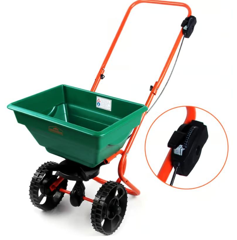 Streuwagen (Abbildung siehe Anlage)
- aus einem von Hand zu schiebenden Fahrgestell mit zwei Rädern, einem Aufnahmebehälter für 
  Streugut (Volumen: 25 l) mit Streuscheibe und Getriebe sowie einem Mengendosierhebel,
- zum Verteilen von Saatgut und Düngemittel zur Gartenbewirtschaftung sowie anderem Streugut 
  von der nicht zur Bodenpflege verwendeten Art (z.B. Winterstreumaterial) - ohne kennzeichnende
  Haupttätigkeit.

"Mechanischer Apparat, auch handbetrieben, zum Verteilen von Pulver, keine Ware der 
  TARIC-Codes 8424 1000 10 bis 8424 8940 00 (gleichermaßen zur Verwendung in der 
  Landwirtschaft und dem Gartenbau sowie in anderen Bereichen) - Streuwagen"
