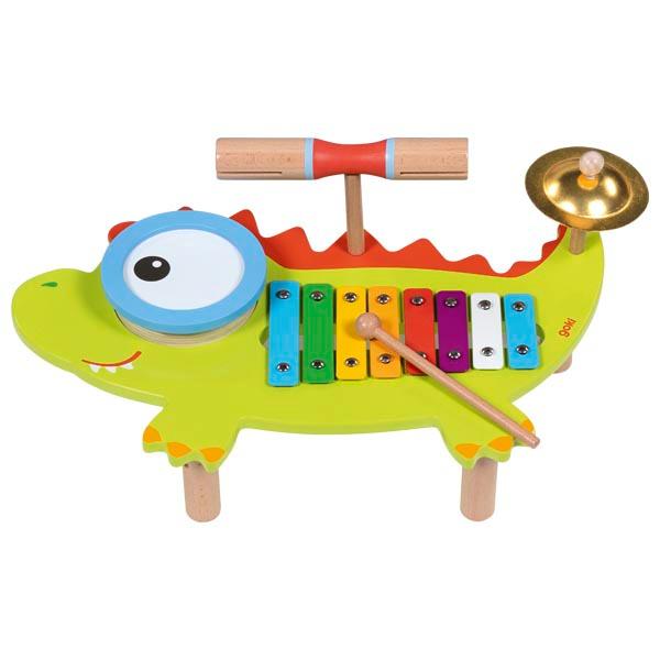 Musikspielzeuginstrument, sog. "Musikstation Krokodil" in Form einer Warenzusammenstellung, bestehend aus
- einem Set von Musikspielzeuginstrumenten (charakterverleihend)
-- mit einem krokdilförmigen Rahmen aus Holz, der farbig bemalt ist
-- in den Abmessungen von ca. 41 x 25 x 12 cm
-- darauf ist ein Glockenspiel (Metallophon) über eine Oktave mit acht farbigen
   Metallplättchen befestigt
-- das Auge des Krokodils wird von einer Nachbildung einer Trommel mit aufgemalten
   Auge gebildet, sie kann herausgenommen werden
-- in ein Loch der Rückenzacken ist eine Nachbildung einer Röhrenholztrommel gesteckt
-- im Schwanz befindet sich eine Zimbelnachbildung aus unedlem Metall auf einem Holzstab
-- mit einem ca. 16 cm langen Holzschlägel
-- ohne Hinweis auf Fertigung in Handarbeit
- einem Notenheft mit 12 Seiten, auf einer Sete mit farbigen Noten bedruckt,
  auf der anderen mit den Liedtexten
- gemeinsam in einem bedruckten Pappkarton für den Einzelverkauf aufgemacht.

Da dem Glockenspiel lediglich ein Schlägel aus Holz beigefügt ist, handelt es sich nicht um ein Musikinstrument der Position 9206.
Der Schlägel kann auch zum Schlagen der Trommeln oder der Zimbel verwendet werden.

Die Ware wird zolltarifrechtlich als "Musikspielzeuginstrument, nicht handgearbeitet aus Holz" eingereiht.