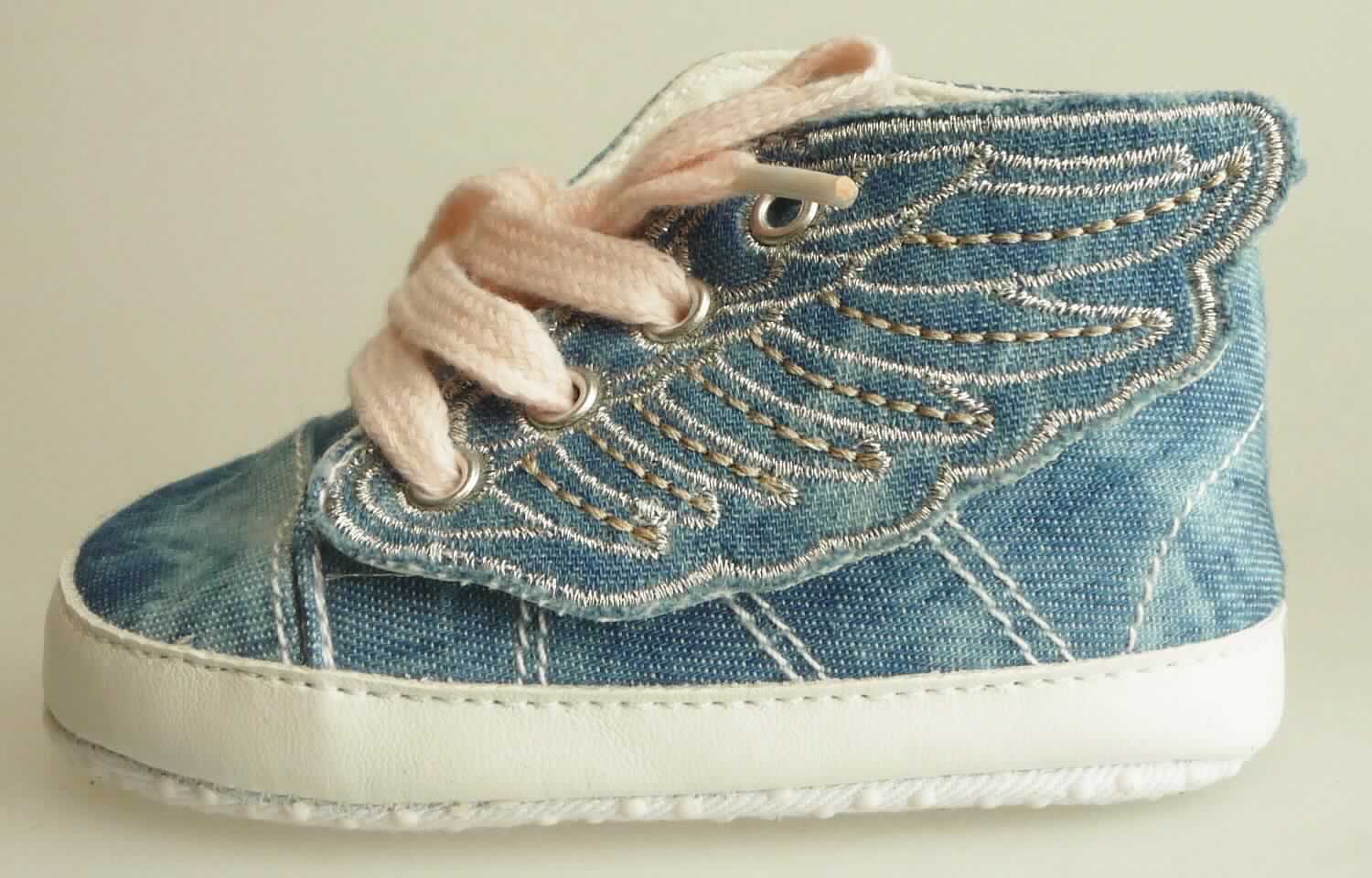 Babyschuhe (lt. Antrag "Baby Schuhe, Art. 445648, Variante 901: blaues Oberteil", Größe M, Foto siehe Anlage)
- mit Laufsohlen aus Spinnstoff (den größten Teil der Berührungsfläche mit dem
  Boden bildend) und Kunststoffpunkten,
- mit Oberteil aus Spinnstoff (den größten Teil der Außenfläche bildend) und Kunststoff
  (Spinnstoff mit einer mit bloßem Auge wahrnehmbaren Außenschicht aus Kunststoff),
- seitlich mit einem Stück aus Spinnstoff verstärkt,
- mit Schnürsenkelverschluss.

"Schuhe mit Laufsohlen und Oberteil aus Spinnstoffen, andere als in den
 Unterpositionen 6405 1000 bis 6405 2091 genannte"
