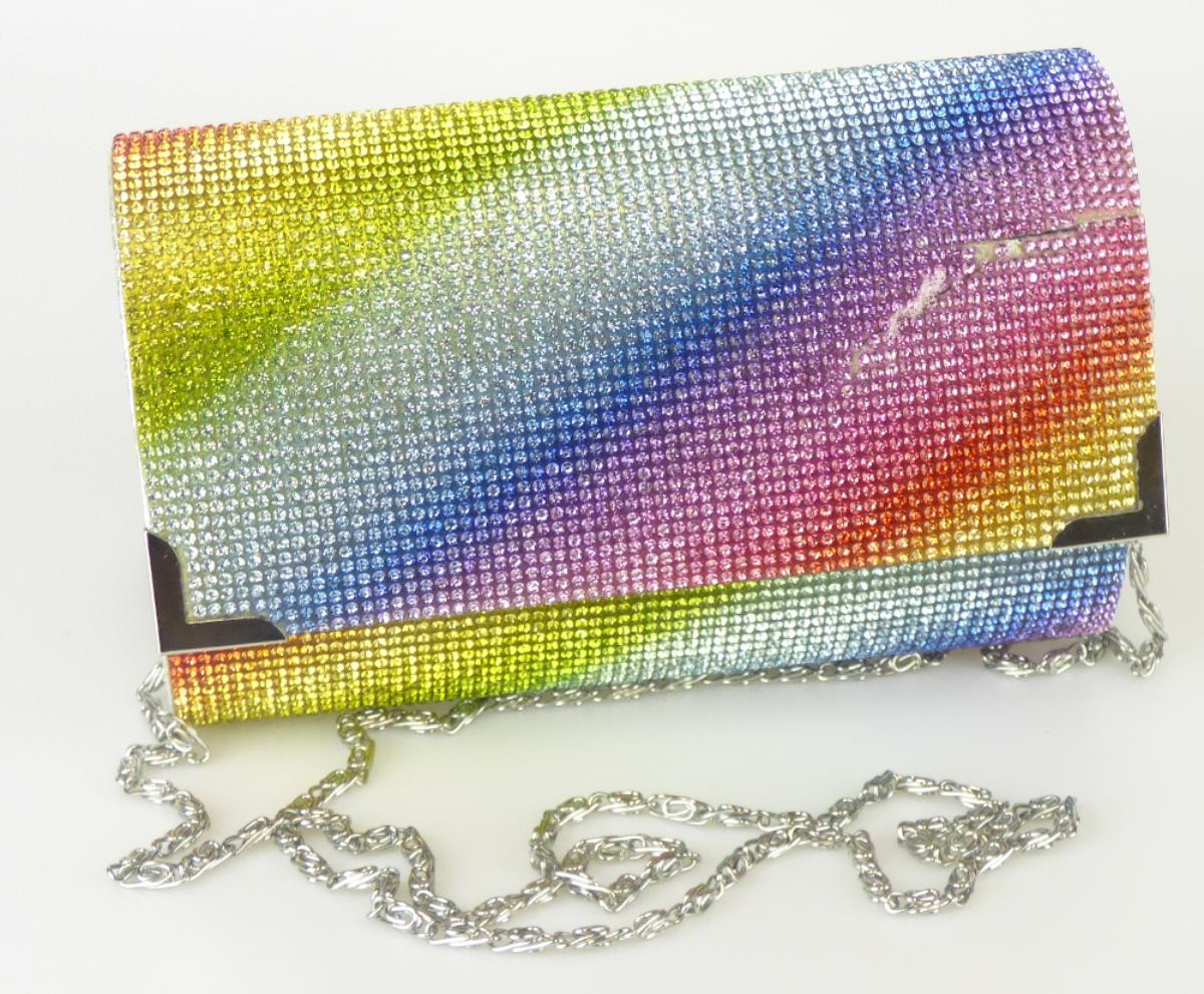 Handtasche, sog. Partytasche Clutch Catwalk, Foto siehe Anlage,
- mit verschiedenen Außenseiten:
- - mit einer flächenmäßig überwiegenden, charakterbestimmenden Außenseite aus Straßsteinchen
    aus Kunststoff (laut Antrag), die flächendeckend in einer Lage aus Kunststoff eingelassen sind,
    die auf Unterlagen aus Gewirken aus Spinnstoffen aufgebracht ist (Verbunderzeugnis des Kapitels 59),
- - an den Schmalseiten mit einer Außenseite aus musterbildend bedruckten Gewirken aus Spinnstoffen,
- mit einem Korpus aus mit Spinnstofferzeugnissen überzogener Pappe,
- mit einem Schultertrageriemen in Form einer abnehmbaren Gliederkette aus unedlem Metall,
- mit einer Überschlagklappe mit einem magnetischen Druckknopfverschluss,
- gefüttert und mit einem aufgenähten Einsteckfach ausgestattet,
- in den Abmessungen: ca. 17 cm (Breite) x 10,5 cm (Höhe) x 5 cm (Tiefe),
- aufgrund der Form, der Größe und des Gesamteindrucks in erster Linie dazu geeignet, kleinere,
  persönliche Gegenstände aufzunehmen.

"Handtasche, mit einer anderen Außenseite als in den Unterpositionen 4202 2100 bis 4202 2290
 genannte"