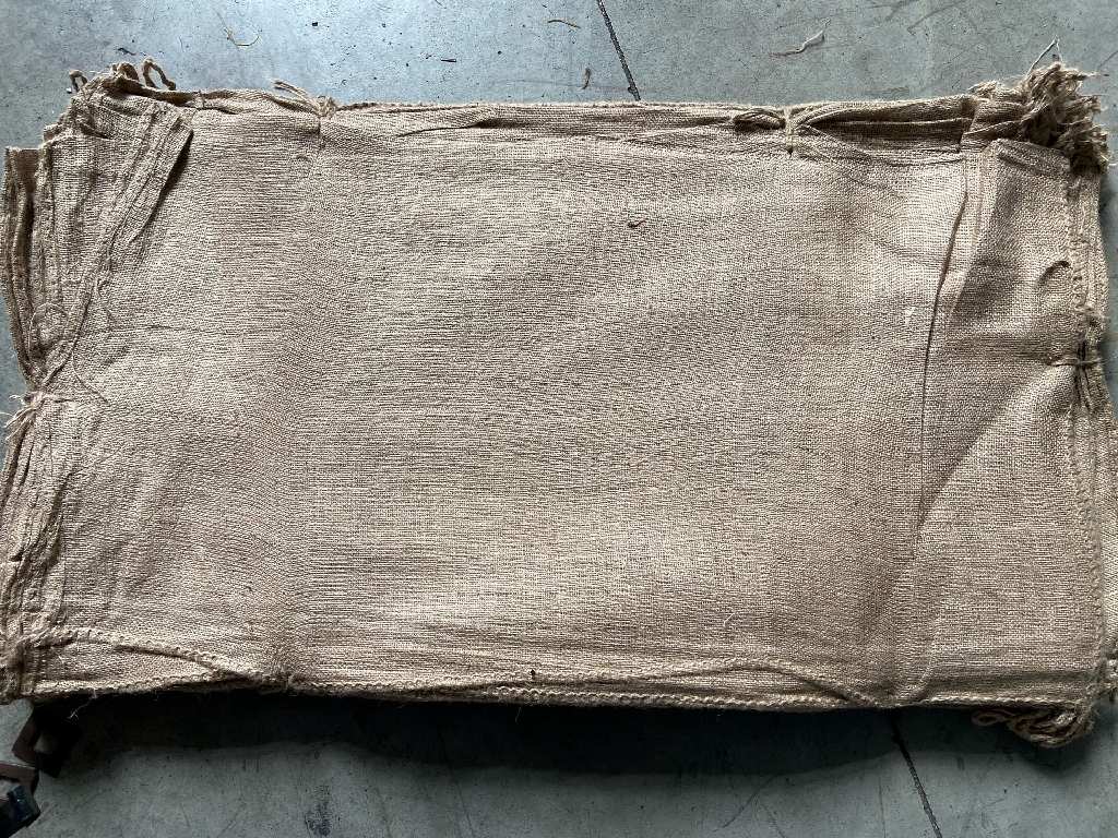 Sack zu Verpackungszwecken, sog. Jute-Säcke, Foto siehe Anlage,
- laut Antrag:
-- in verschiedenen Ausführungen und Größen,
-- rechteckig; in den Abmessungen von ca. 60 cm x 110 cm bzw. ca. 60 cm x 109 cm,
-- aus ca. 1,1 mm bzw. 0,9 mm dicken Geweben aus Jute,
-- am oberen Rand offen,
-- durch Zusammennähen an einer Längs- und einer Schmalseite konfektioniert,
-- nicht gebraucht,
-- dient zum Verpacken von z. B. Kartoffeln.

"Sack zu Verpackungszwecken, aus Spinnstoffen, aus Jute, nicht gebraucht"