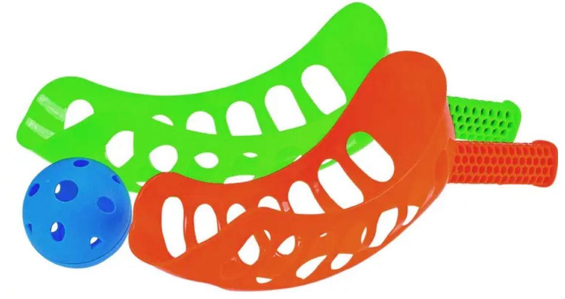 Set für Freiluftspiele, sog. "Spielset Sky Catch Ball, Artikelnummer / Modell: MAN 2436300", bestehend aus
- zwei verschiedenfarbigen Fangschalen mit Haltegriff und schalenförmiger
  Fangvorrichtung mit einer Länge von ca. 30 cm
- einen Ball aus Kunststoff mit einem Durchmesser von ca. 6 - 7 cm
- dient der sportlich-spielerischen Betätigung von Personen im Freien
- in einer Kunststoffverpackung für den Einzelverkauf aufgemacht.

Der Ball wird mit dem Mitspieler zugeworfen und er fängt ihn mit der Fangschale auf. 

Die Ware wird zolltariflich als "Ausrüstungsgegenstände für ein Freiluftspiel, in Kapitel 95 anderweit weder genannt noch inbegriffen" eingereiht.