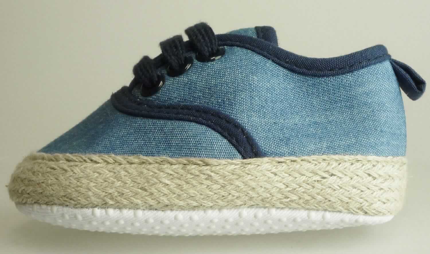 Babyschuhe (lt. Antrag "Baby Schuhe, Art. Art. 447490, Variante 901: blaues Oberteil", Größe M, Foto siehe Anlage)
- mit Laufsohlen aus Spinnstoff (den größten Teil der Berührungsfläche mit dem
  Boden bildend) und Kunststoffpunkten,
- mit Oberteil aus Spinnstoff,
- mit Zuschnitten aus Spinnstoff verstärkt,
- mit Schnürsenkelverschluss.

"Schuhe mit Laufsohlen und Oberteil aus Spinnstoffen, andere als in den
 Unterpositionen 6405 1000 bis 6405 2091 genannte"