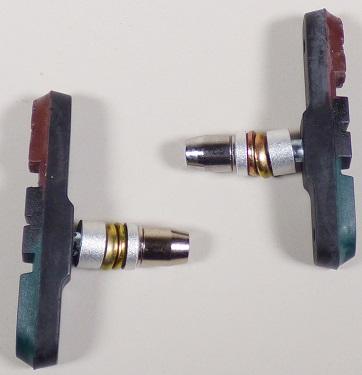 Felgenbremsschuhe, Art.-Nr.: 42157, Foto siehe Anlage,
- speziell geformte Bremsschuhe, erkennbar zur ausschließlichen Verwendung an
  Felgenbremsen von Fahrrädern,
- zwei Stück auf einer Blisterkarte für den Einzelverkauf aufgemacht,
- mit den Abmessungen (L x B x H) von: ca. 72 mm x 13 mm x 15 mm,
- bestehend aus einer Grundplatte (Trägerplatte) aus unedlem Metall mit einem fest
  angebrachten Gewindebolzen einschließlich fünf Metallscheiben (Unterlegscheiben,
  Abstandshülsen u. dgl.) und einer Mutter,
- die Grundplatte ist mit einem Belag aus Kautschuk überzogen, der als Bremsbelag dient,
- da hinsichtlich der Verwendung und des Umfangs der Kautschukanteil und der
  Metallanteil als gleichbedeutend anzusehen sind, kann keinem Stoff eine
  charakterbestimmende Eigenschaft zuerkannt werden; die Ware ist somit der von den
  gleichermaßen in Betracht kommenden Positionen (4016 / 8714) in der Nomenklatur zuletzt
  genannten zuzuweisen.

"Teile für Fahrräder, Teile von Bremsen (Felgenbremsschuhe)"