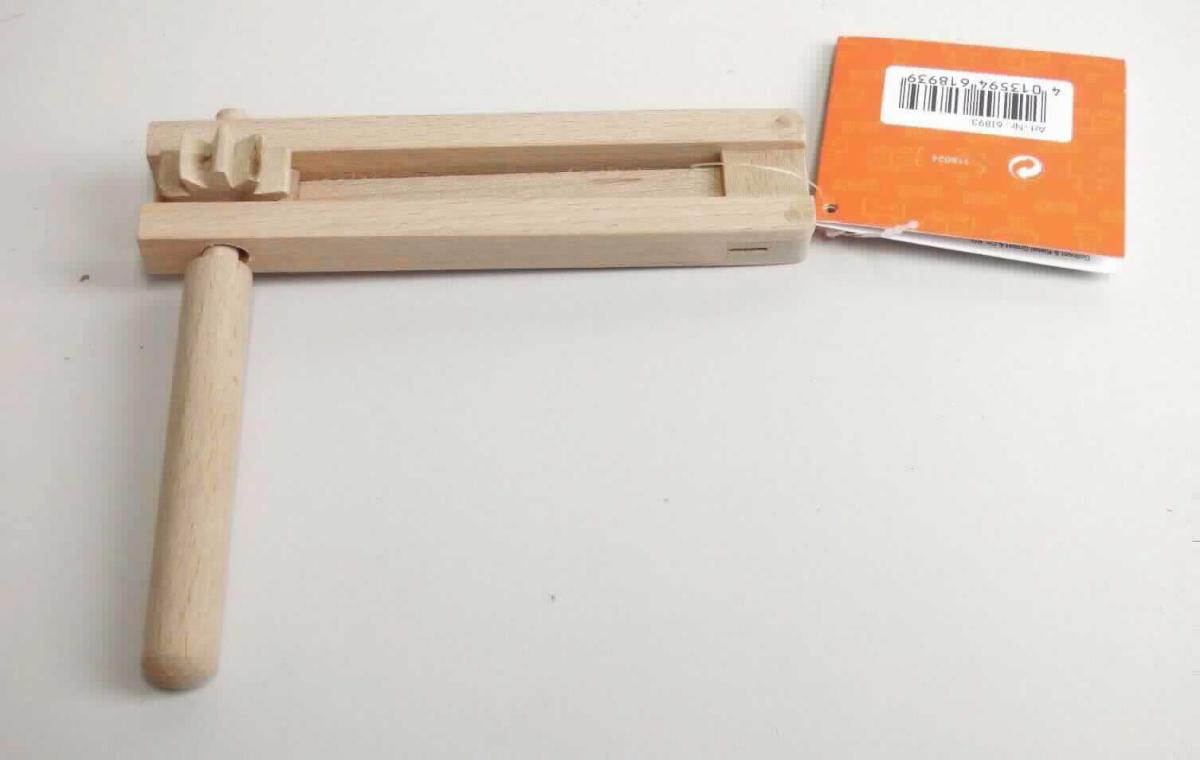 Es handelt sich um eine ca. 15 cm große Ratsche (Knarre), Art.-Nr. 61893, bestehend aus einem Holzrahmen mit eingearbeitetem Holzfederblatt, der an einer ca. 15 cm langen Achse in Form eines Holzstabes mit feststehendem Zahnrad befestigt ist. Durch Drehen der Ratsche berührt das Federblatt das Zahnrad und erzeugt dabei je nach Stärke ein lautes, knatterndes Geräusch, das entsprechend der Drehgeschwindigkeit im Takt leicht veränderbar ist.

Das Erzeugnis dient dem Erzeugen von Tönen und als Fanartikel zum Anfeuern bei Sportveranstaltungen und anderen Events.

Die Ware ist als "anderes in Kapitel 92 anderweit nicht erfasstes Musikinstrument, sog. Ratsche aus Holz" einzureihen.