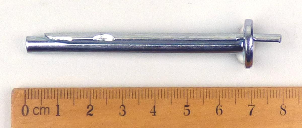 Es handelt sich um nahezu zylindrische, massive und über die gesamte Länge zweigeteilte Erzeugnisse aus Stahl mit rundem Flachkopf und stumpfem Ende.
Der Kopf der Erzeugnisse ist mit einer halbmondförmigen Lochung versehen, durch welche der eine, in etwa keilförmige Teil des Schaftes (Spreizkeil) auf einer Länge von etwa 1 cm nach oben herausragend durchgeschoben ist.
Die Erzeugnisse werden zur Befestigung von Draht- und Noniusabhängern, Lüftungsleitungen, Leisten, Metallprofilen, Lochbändern, Unterkonstruktionen aus Metall verwendet.
Dafür werden sie in ein Bohrloch eingeschlagen. Beim darauf folgenden Eintreiben des Spreizkeils wird der Deckennagel gespreizt und verspannt sich gegen die Bohrlochwand.
Jeweils 100 Stück sind gemeinsam in einem etikettierten Faltkarton verpackt.
Gesamtlänge: etwa 80 mm.
Durchmesser: etwa 6 mm
- Antragstellerangaben -

Abbildung siehe Anlage.

Derartige Erzeugnisse gehören als "den Nägeln ähnliche Waren aus Stahl" zum TARIC-Code 7317 0080 90.