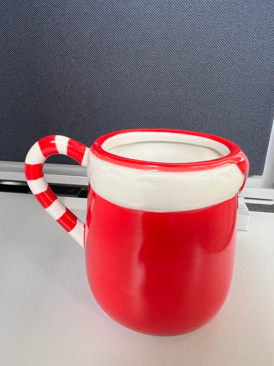 Anderes keramisches Geschirr, sog. Tassen (Trinkgefäße), Fotos siehe Anlage,
- rot und weiß glasierte, becherartige Tassen mit Henkel; ein erhaben (dreidimensional)
  ausgearbeitetes Weihnachtsmanngesicht bzw. einen Schneemann darstellend,
- die Einreihung erfolgt anhand des vorgelegten weiß/roten Schneemannes,
- mit einer Höhe von 11,6 cm und einem maximalen Durchmesser von ca. 9,8 cm, 
- keramisches Erzeugnis, nach der Formgebung gebrannt, tonmineralhaltiges Material enthaltend,
- - nach dem Ergebnis der wissenschaftlichen Untersuchung aus Porzellan bestehend,
- die Verwendung als Gebrauchsgegenstand bei Tisch wird durch die Form weder ausgeschlossen
  noch eingeschränkt, somit keine Einreihung als Ziergegenstand in die Position 6913,
- kein Festartikel der Position 9505, da die Ware einen Gebrauchswert hat.

"Geschirr (Tassen), aus Porzellan"