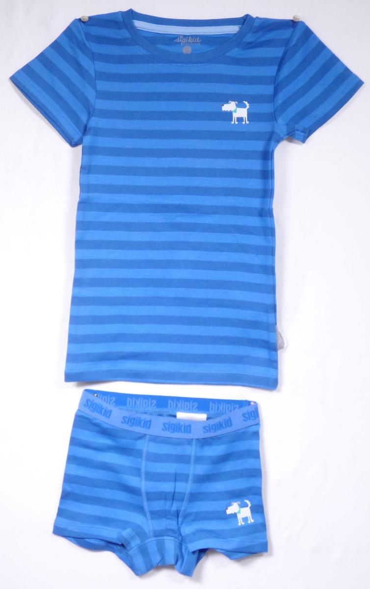 T-Shirt und Unterhose, sog. Jungen Unterwäsche Set, Art. 170343, Größe 122, Foto siehe Anlage,
- in einem Polybeutel verpackt,
- als zweiteilige Zusammenstellung; keine Kombination, weil Kleidungsstücke der Positionen
  6107 und 6109 nicht als Bestandteile einer Kombination zugelassen sind,
- Unterhose:
-- aus ca. 0,7 mm dicken, buntgewirkten Gewirken aus laut Antrag 100 % Baumwolle,
-- in der Taille abschließend; mit einem angesetzten, ca. 2,5 cm breiten, elastischen Taillenbund
   aus buntgewebten Geweben aus den o. g. Spinnstoffen,
-- ohne Eingriff, ohne Öffnung und ohne Verschluss,
-- auf der Vorderseite mit einem kleinen Aufdruck verziert,
-- aufgrund des Schnitts eindeutig als Knabenkleidung erkennbar,
-- mit kurzen Hosenbeinen, an den Beinabschlüssen durch Umschlagen und Festnähen gesäumt.

"Unterhose aus Gewirken, für Knaben, aus Baumwolle"