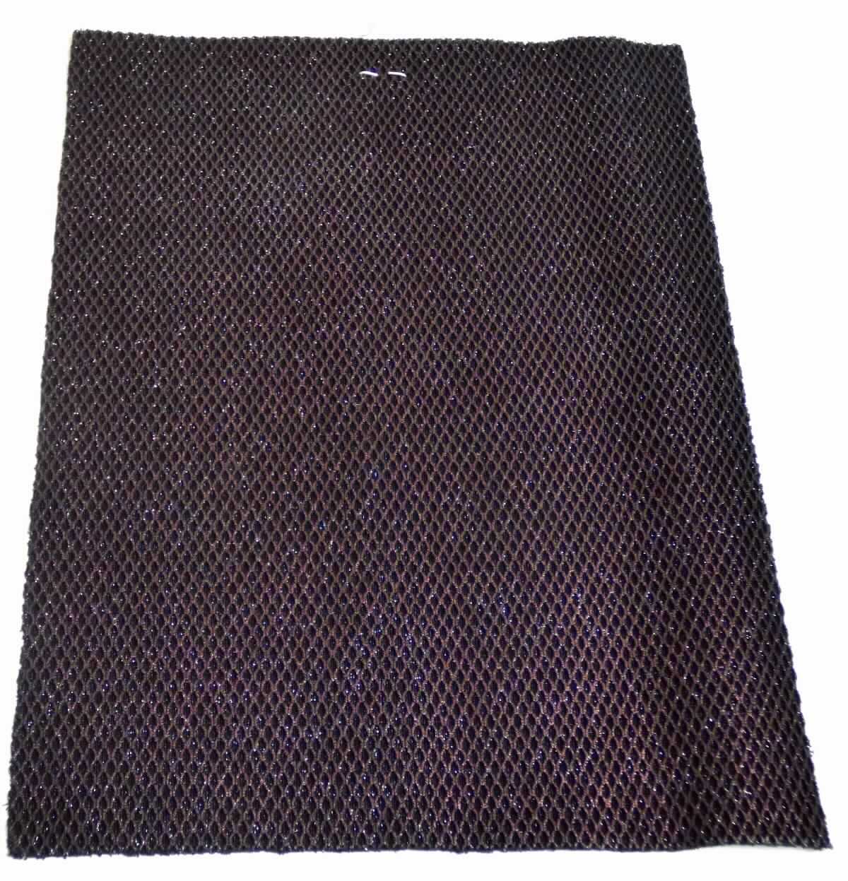 Textillaminat, sog. Obermaterial zur Schuhherstellung, Foto siehe Anlage,
- als Meterware, mit einer Breite von laut Antrag 120 cm,
- laut Untersuchungsergebnis:
-- aus drei mit ihrer ganzen Fläche aufeinander liegenden und so miteinander durch Kleben verbundenen Lagen: 
--- mit einer Oberlage (Schauseite): 
---- aus einem musterbildend mit metallisierter Farbe bedruckten Kettengewirke (Raschelspitze) aus synthetischen 
     Chemiefasern (laut Antrag Polyester),
---- keine Elastomergarne oder Kautschukfäden enthaltend,
---- kein Samt, Plüsch, Schlingengewirke oder Schlingengestricke,
--- mit einer Zwischenlage:
---- aus einem einfarbigen Kettengewirke aus synthetischen Chemiefasern,
--- mit einer Unterlage:
---- aus einem einfarbigen Kettengewirke aus synthetischen Chemiefasern,
- das die Schauseite bildende Kettengewirke verleiht der Ware insbesondere im Hinblick auf die Verwendung als
  Obermaterial für Schuhe ihren wesentlichen Charakter.

"Kettengewirke, anderes als solche der Positionen 6001 bis 6004, aus synthetischen Chemiefasern, anderes
 als in der Unterposition 6005 35 genannte, bedruckt"